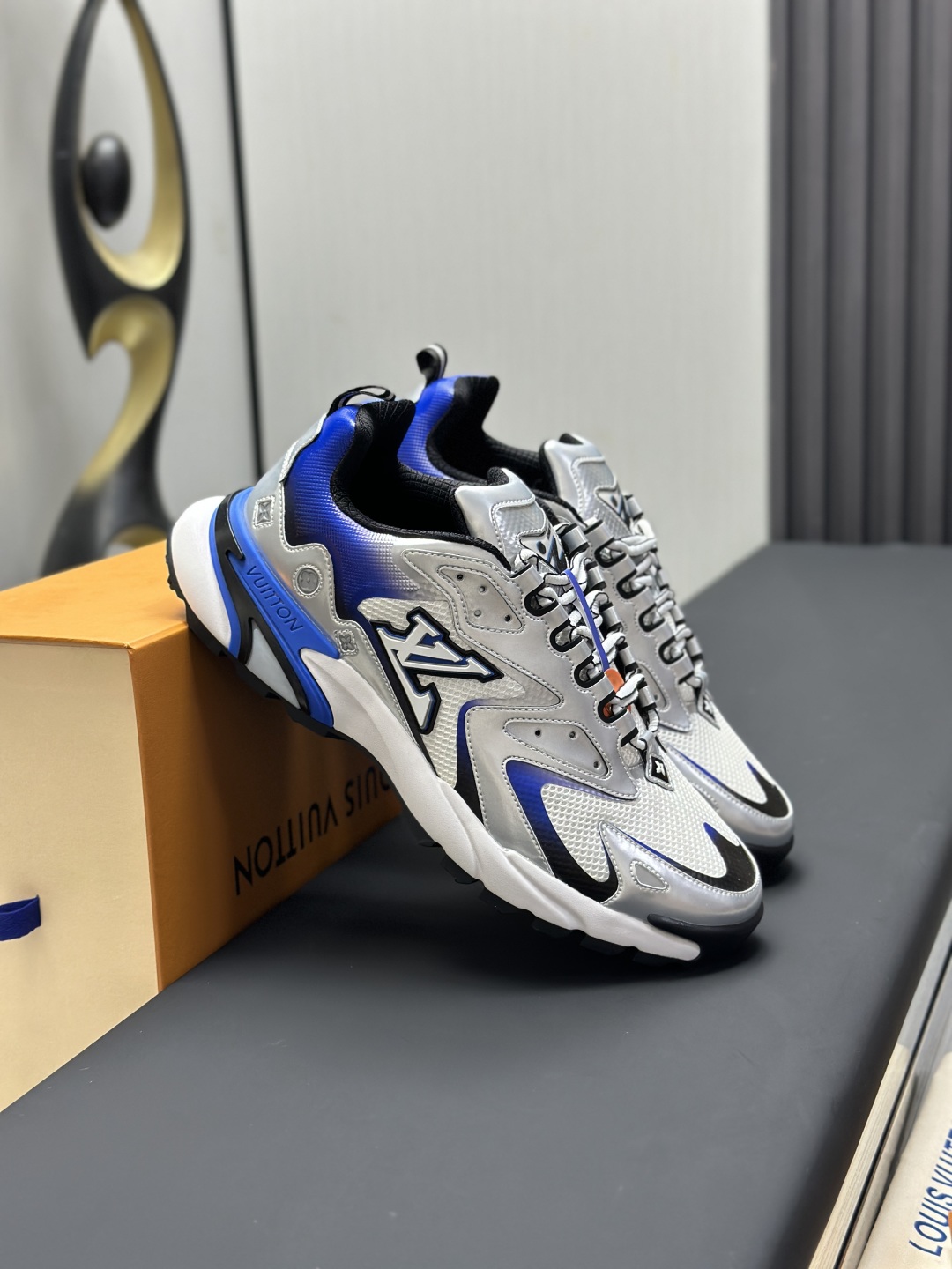 工厂价¥420💰
LV 路易威登RUNNER TATIC 运动鞋 老爹鞋
L家2022 春夏秀场推出 LV Runner Tatic 运动鞋 驴牌 老爹鞋 复古跑鞋 继LV trainer滑板鞋火爆的同时, Virgil先生又一心血之作,Tatic有着一种神秘、变幻莫测的感觉~以复古跑鞋为灵感、又被加入了泰坦的未来元素
老爹鞋外观加 Damier格纹,Monogram 印花,双层鞋舌的设计,融合织布,漆皮等多元材质。让它陪你,走在时尚前沿
配送专柜精美包装🛍📦
▪️面料: 原版进口绒面皮革+透气网眼
▪️内里:原版定制透气网里
▪️鞋底:原版开模双色TPU组合底
▪️底厚:5CM
▪️Size: 38-46(38.46定制)