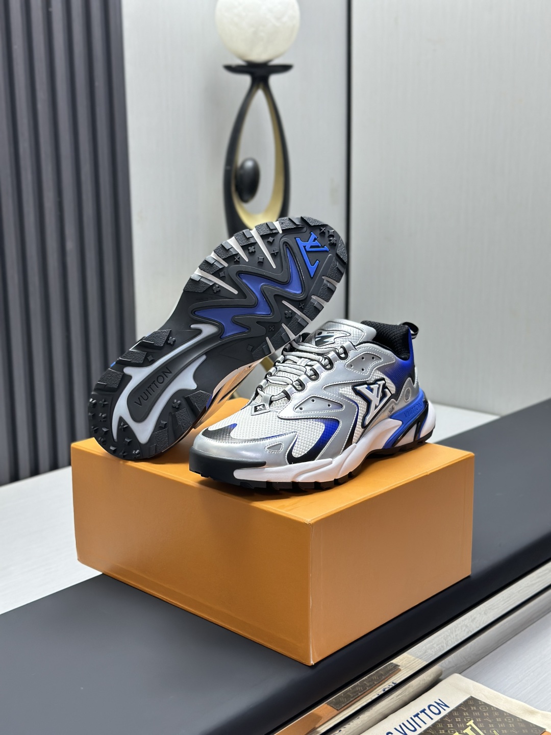 工厂价¥420💰
LV 路易威登RUNNER TATIC 运动鞋 老爹鞋
L家2022 春夏秀场推出 LV Runner Tatic 运动鞋 驴牌 老爹鞋 复古跑鞋 继LV trainer滑板鞋火爆的同时, Virgil先生又一心血之作,Tatic有着一种神秘、变幻莫测的感觉~以复古跑鞋为灵感、又被加入了泰坦的未来元素
老爹鞋外观加 Damier格纹,Monogram 印花,双层鞋舌的设计,融合织布,漆皮等多元材质。让它陪你,走在时尚前沿
配送专柜精美包装🛍📦
▪️面料: 原版进口绒面皮革+透气网眼
▪️内里:原版定制透气网里
▪️鞋底:原版开模双色TPU组合底
▪️底厚:5CM
▪️Size: 38-46(38.46定制)