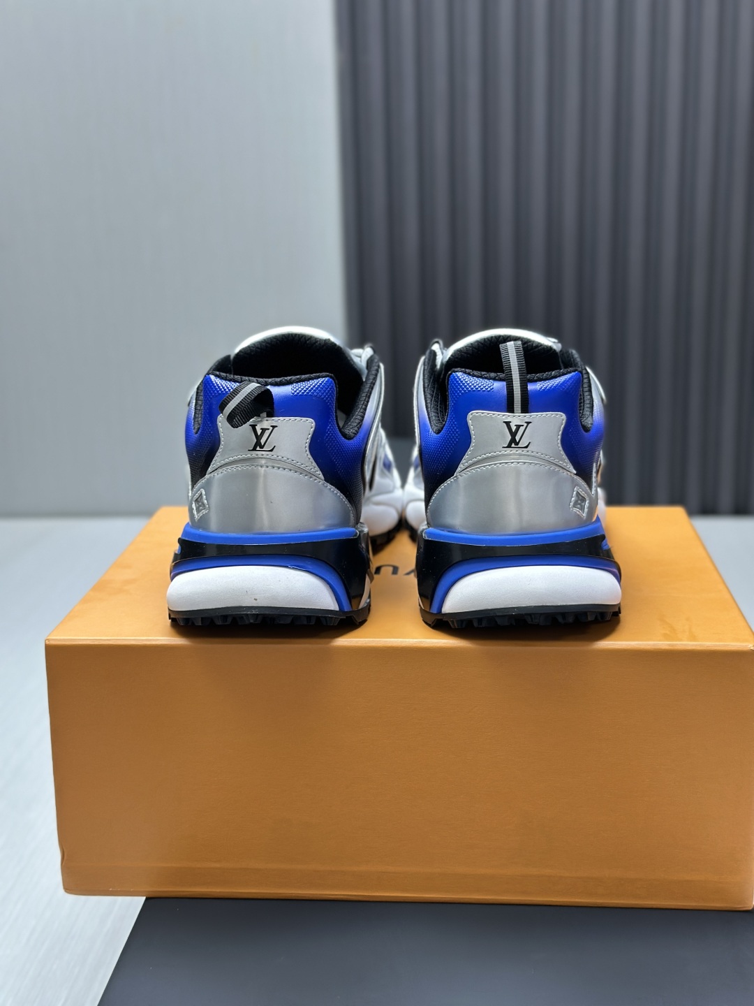 工厂价¥420💰
LV 路易威登RUNNER TATIC 运动鞋 老爹鞋
L家2022 春夏秀场推出 LV Runner Tatic 运动鞋 驴牌 老爹鞋 复古跑鞋 继LV trainer滑板鞋火爆的同时, Virgil先生又一心血之作,Tatic有着一种神秘、变幻莫测的感觉~以复古跑鞋为灵感、又被加入了泰坦的未来元素
老爹鞋外观加 Damier格纹,Monogram 印花,双层鞋舌的设计,融合织布,漆皮等多元材质。让它陪你,走在时尚前沿
配送专柜精美包装🛍📦
▪️面料: 原版进口绒面皮革+透气网眼
▪️内里:原版定制透气网里
▪️鞋底:原版开模双色TPU组合底
▪️底厚:5CM
▪️Size: 38-46(38.46定制)