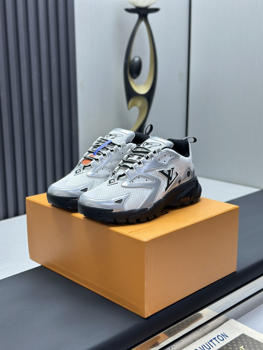 NO:559364,LV Louis Vuitton RUNNER TATIC sneakers, dad shoes, L family spring and summer show launched LV Runner Tatic sneakers, donkey brand dad shoes, retro running shoes. Following the popularity of LV trainer skate shoes, Mr. Virgil is another hard work, Tatic has a mysterious and unpredictable feeling ~ inspired by retro running shoes, and added with the future elements of Titan. The appearance of dad shoes is added with Damier plaid, Monogram  Printing, double-layer tongue design, fusion of fabric, patent leather and other multiple materials. Let it accompany you and be at the forefront of fashion. Exquisite packaging at the delivery counter. Fabric: original imported suede leather + breathable mesh. Original custom-made breathable mesh lining. Original molded two-color TPU combination sole. Bottom thickness 5CM   Size: 38-46 (customized at 38.46), casual shoes/sports shoes, louis vuitton, louis vuitton, louis vuitton, louis vuitton, sneakers19860909LV 路易威登RUNNER TATIC 运动鞋 老爹鞋 L家 春夏秀场推出 LV Runner Tatic 运动鞋 驴牌 老爹鞋 复古跑鞋 继LV trainer滑板鞋火爆的同时, Virgil先生又一心血之作,Tatic有着一种神秘、变幻莫测的感觉~以复古跑鞋为灵感、又被加入了泰坦的未来元素 老爹鞋外观加 Damier格纹,Monogram 印花,双层鞋舌的设计,融合织布,漆皮等多元材质.让它陪你,走在时尚前沿 配送专柜精美包装 面料:原版进口绒面皮革+透气网眼 内里原版定制透气网里 鞋底原版开模双色TPU组合底 底厚5CM Size:38-46（38.46定制）,休闲鞋/运动鞋,louis vuitton,louis vuitton,louis vuitton,louis vuitton,sneakers,Women's Shoes