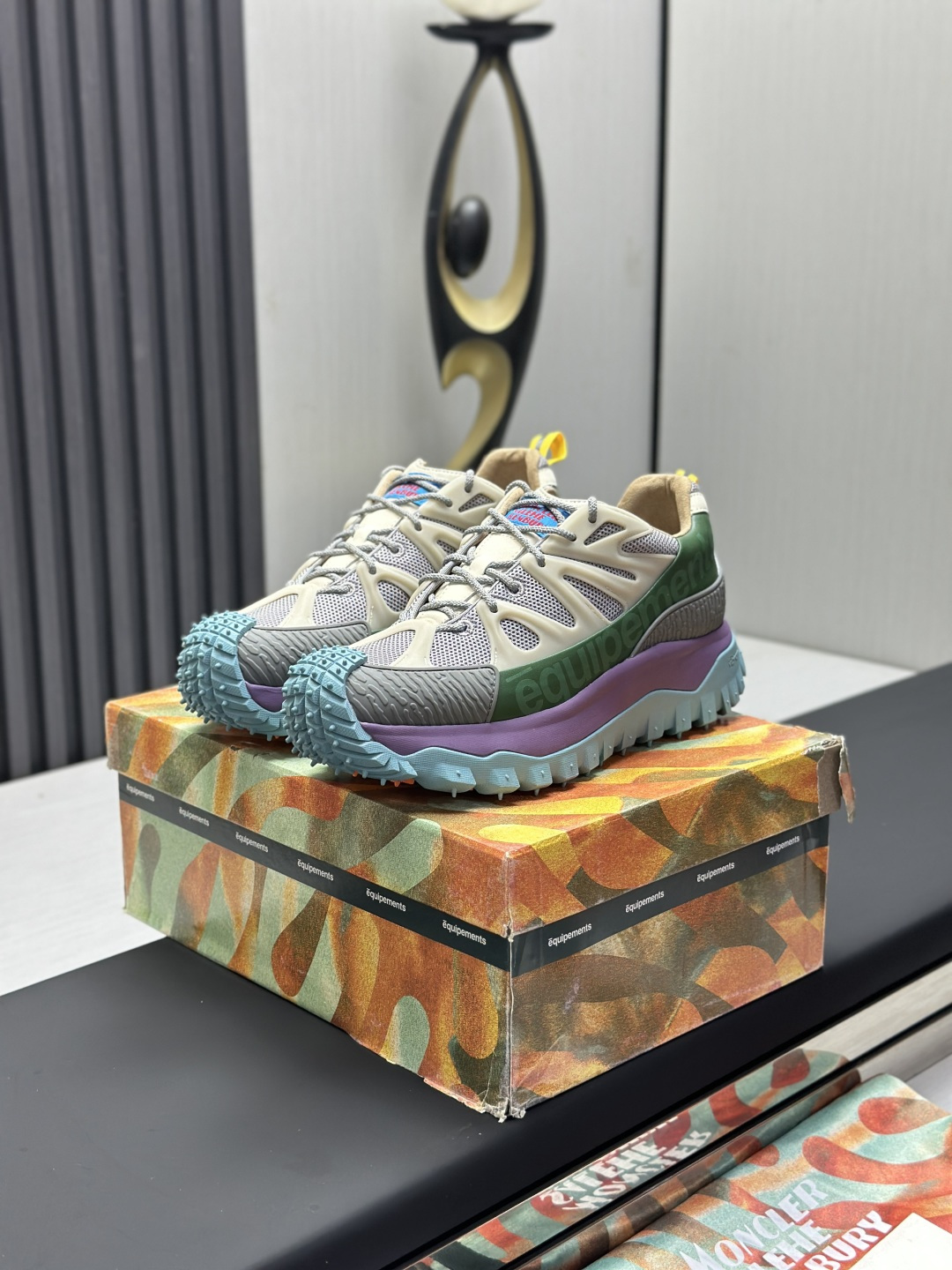 NO:350651,Real-price Moncler Trailgrip GTX shock-absorbing and tear-resistant outdoor sneakers Moncler is able to seamlessly blend high-end design elements with comprehensive practicality, launching this all-round trail shoe made of super durable parts for harsh environments. It features a ripped-resistant mesh upper, GORE-TEX waterproof coating, Tech Tough rubber reinforcement and Vibram MERAGRIP non-slip pattern sole. It offers unparalleled comfort and stability. Whether you are off-road, hiking or city stroll, this is the ultimate companion for the latest Trailgripa. Achieve the lightest off-road performance Original Shoes Buy Supports any comparison Cordura ripped-resistant nylon Goretex waterproof material 3M reflective belt Tech Tough rubber reinforcement Vibram  MEGAGRIP anti-slip pattern large bottom RB MD carbon plate TPu five-layer separation large bottom combination Size 39-44,,Moncler,sneakers19860909实价Moncler盟可睐 Trailgrip GTX 减震抗撕裂户外运动鞋  Moncler能够将高端设计元素与全面实用性无缝融合,推出这款采用超级耐用的部件制成,适用于恶劣的环境全能越野鞋.采用防撕裂网眼鞋面,GORE-TEX防水涂层,Tech Tough橡胶加固和Vibram MERAGRIP防滑花纹鞋底.提供无与伦比的舒适和稳定性.无论您是越野还是徒步旅行还是城市漫步,这对最新的Trailgripa 都是终极伴侣.实现最轻量化的越野性能 原鞋购入 支持任何比对 Cordura 防撕裂尼龙 Goretex防水材质 3M反光带 Tech Tough橡胶加固 Vibram MEGAGRIP防滑花纹大底 RB MD 碳板 TPu 五层分离大底组合 尺码39-44,,Moncler,sneakers,Men's shoes