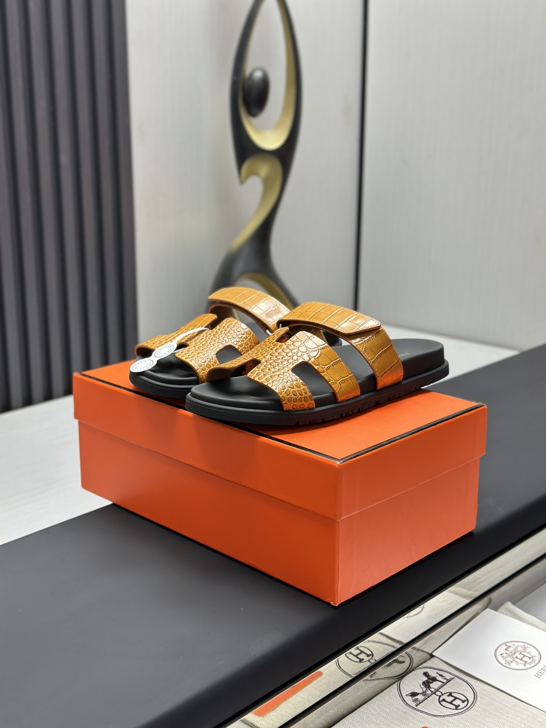 NO:958092,Direct sales price Hermes classic H slippers High-definition version Classic evergreen series items Fabric Original customized imported cowhide lining Imported cowhide lining Bottom material of the bag Imported cowhide All midsole materials Genuine leather pulp + Italian method combination midsole Outsole Italian genuine leather sole hand-nailed craftsmanship (original full set of packaging) Details visible to the naked eye Original replica Original single product can be compared  Size 35-45 (,slippers,hermes,hermes,slippers,cowhide19860909跑量直销价Hermes爱马仕经典H拖 高定版本  经典常青树系列单品 面料 原版定制进口牛皮 里料 进口牛皮里 包中底料 进口牛皮 所有中底料 真皮皮浆+意大利做法组合中底 大底 意大利真皮底手工打钉工艺（原版全套包装） 细节肉眼可见原版复刻 原单货可对比 码数35-45（,拖鞋,hermes,hermes,slippers,cowhide,Women's Shoes