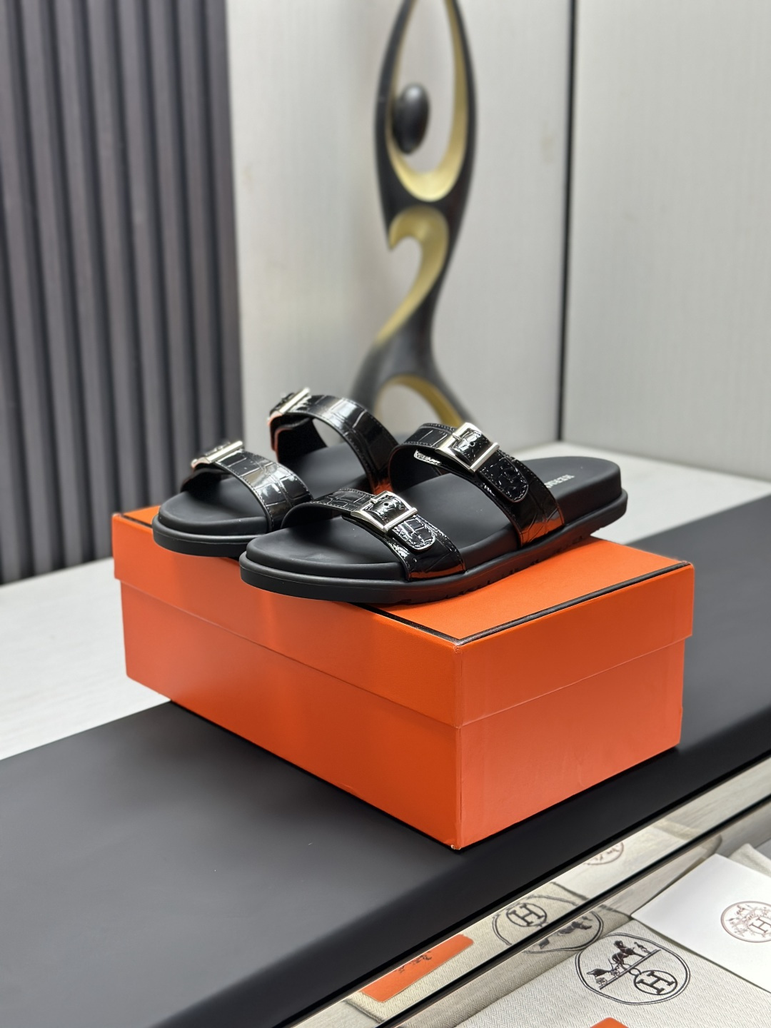 NO:958109,Direct sales price Hermes classic H slippers High-definition version Classic evergreen series items Fabric Original customized imported cowhide lining Imported cowhide lining Bottom material of the bag Imported cowhide All midsole materials Genuine leather pulp + Italian method combination midsole Outsole Italian genuine leather sole hand-nailed craftsmanship (original full set of packaging) Details visible to the naked eye Original replica Original single product can be compared  Size 35-45 (,slippers,hermes,hermes,slippers,cowhide19860909跑量直销价Hermes爱马仕经典H拖 高定版本  经典常青树系列单品 面料 原版定制进口牛皮 里料 进口牛皮里 包中底料 进口牛皮 所有中底料 真皮皮浆+意大利做法组合中底 大底 意大利真皮底手工打钉工艺（原版全套包装） 细节肉眼可见原版复刻 原单货可对比 码数35-45（,拖鞋,hermes,hermes,slippers,cowhide,Women's Shoes