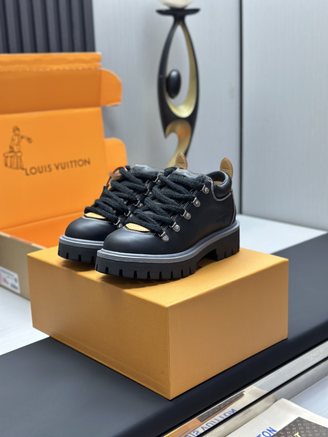 NO:588604,The top version sold directly from the factory, high-end supply in Dongguan, LV Remix derby 25WF new product, Derby shoes for couples, using classics as the base color to reshape the fashion style, various colors to break the monotony, black is cool, brown is retro, pink is sweet, blue is fresh, suitable for different styles of wear. Delicate leather fits the foot shape. Shoelace details hide ingenuity. It is a walking fashion symbol. Step on the forefront of the trend every step of the way and start your own style roaming journey♀  The fabric is made of original customized cowhide, the inner pads are all sheepskin, the original molded custom anti-slip outsole, size female 35-41 (customized 40/41), male 39-46 (customized 45/46),, louis vuitton, cowhide, sheepskin19860909工厂直销顶级版本,东莞高端货源,LV Remix derby 25WF新品 情侣款德比鞋 以经典为底色 重塑时尚型格  多样配色打破单调 黑的酷飒、棕的复古 粉的甜韵、蓝的清新 适配不同风格穿搭  细腻皮革贴合脚型 鞋带细节暗藏巧思 是行走的时尚符号 每一步都踩在潮流浪尖 开启属于你的风格漫游之旅♀ 面料采用原版定制牛皮 内里垫脚均为羊皮 原版开模定制防滑大底 size女35-41（40/41定制） 男39-46（45/46定制）,,louis vuitton,cowhide,sheepskin,Men's shoes