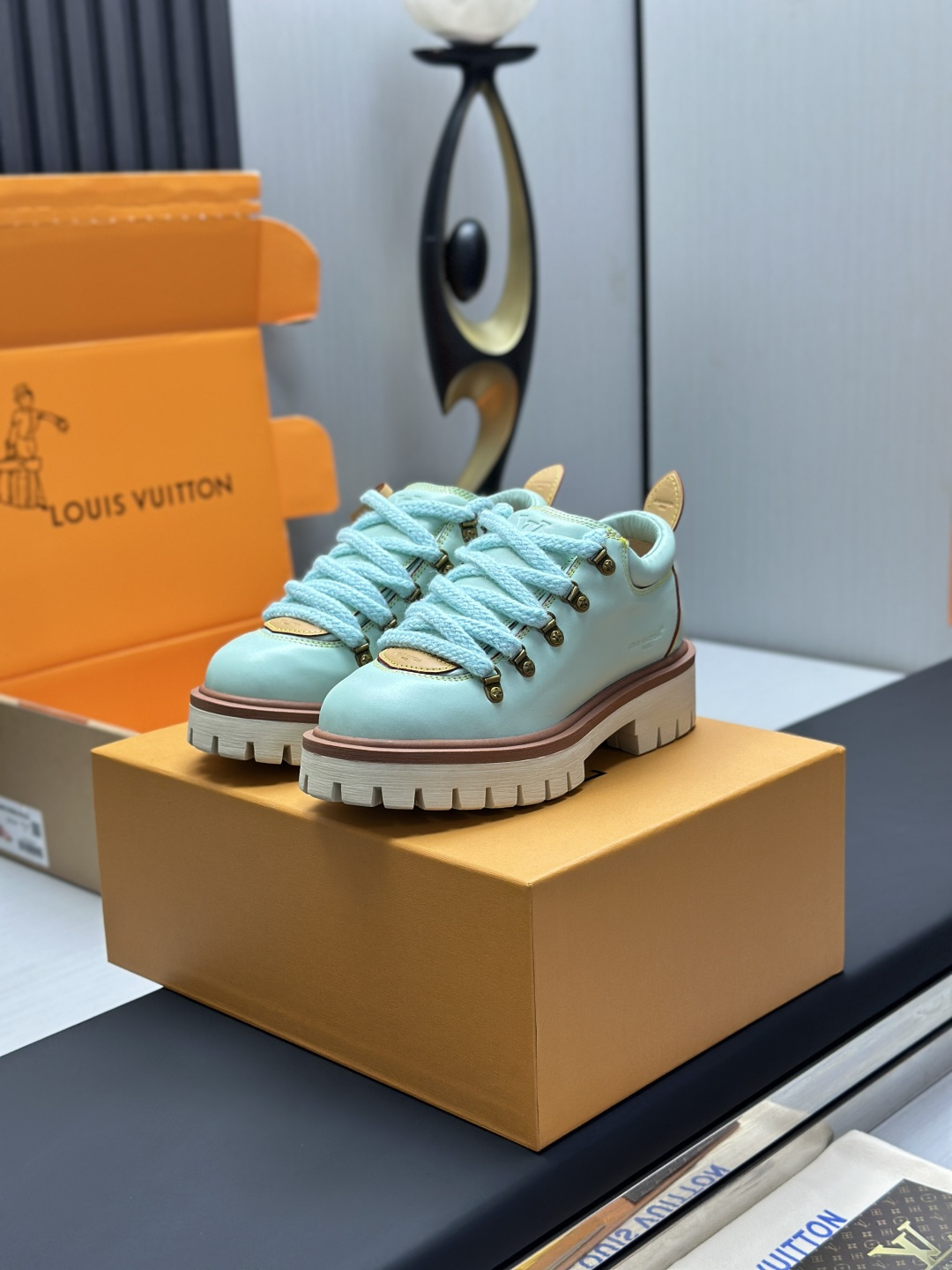 NO:588595,Factory direct sales, top version, Dongguan high-end supply, LV Remix derby 25WF new product, couple derby shoes, classic as the base color, reshape the fashion style, various colors to break the monotony, black is cool, brown is retro, pink is sweet, blue is fresh, suitable for different styles of wear. Delicate leather fits the foot shape. The shoelace details hide ingenuity. It is a walking fashion symbol. Step on the forefront of the trend every step and start your own style journey♀  The fabric is made of original customized cowhide, the inner pads are all sheepskin, the original molded custom anti-slip outsole, size female 35-41 (customized 40/41), male 39-46 (customized 45/46),, louis vuitton, cowhide, sheepskin19860909工厂直销 顶级版本,东莞高端货源,LV Remix derby 25WF新品 情侣款德比鞋 以经典为底色 重塑时尚型格  多样配色打破单调 黑的酷飒、棕的复古 粉的甜韵、蓝的清新 适配不同风格穿搭  细腻皮革贴合脚型 鞋带细节暗藏巧思 是行走的时尚符号 每一步都踩在潮流浪尖 开启属于你的风格漫游之旅♀ 面料采用原版定制牛皮 内里垫脚均为羊皮 原版开模定制防滑大底 size女35-41（40/41定制） 男39-46（45/46定制）,,louis vuitton,cowhide,sheepskin,Men's shoes