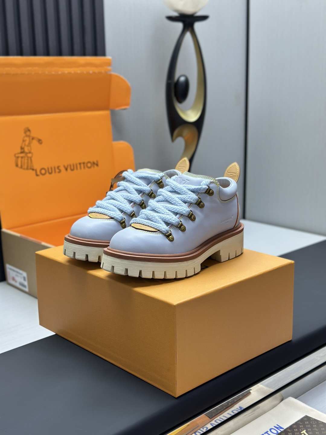 NO:588587,The top version sold directly from the factory, high-end supply in Dongguan, LV Remix derby 25WF new product, Derby shoes for couples, using classics as the base color to reshape the fashion style, various colors to break the monotony, black is cool, brown is retro, pink is sweet, blue is fresh, suitable for different styles of wear. Delicate leather fits the foot shape. Shoelace details hide ingenuity. It is a walking fashion symbol. Step on the forefront of the trend every step of the way and start your own style roaming journey♀  The fabric is made of original customized cowhide, the inner pads are all sheepskin, the original molded custom anti-slip outsole, size female 35-41 (customized 40/41), male 39-46 (customized 45/46),, louis vuitton, cowhide, sheepskin19860909工厂直销顶级版本,东莞高端货源,LV Remix derby 25WF新品 情侣款德比鞋 以经典为底色 重塑时尚型格  多样配色打破单调 黑的酷飒、棕的复古 粉的甜韵、蓝的清新 适配不同风格穿搭  细腻皮革贴合脚型 鞋带细节暗藏巧思 是行走的时尚符号 每一步都踩在潮流浪尖 开启属于你的风格漫游之旅♀ 面料采用原版定制牛皮 内里垫脚均为羊皮 原版开模定制防滑大底 size女35-41（40/41定制） 男39-46（45/46定制）,,louis vuitton,cowhide,sheepskin,Men's shoes