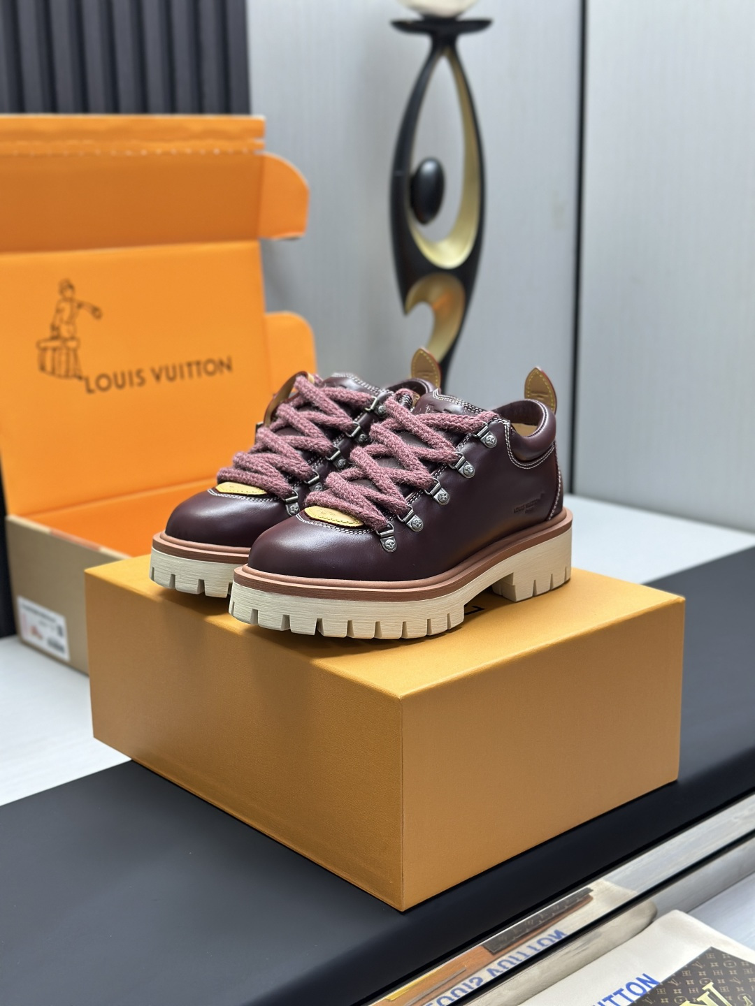 NO:588571,The top version sold directly from the factory, high-end supply in Dongguan, LV Remix derby 25WF new product, Derby shoes for couples, using classics as the base color to reshape the fashion style, various colors to break the monotony, black is cool, brown is retro, pink is sweet, blue is fresh, suitable for different styles of wear. Delicate leather fits the foot shape. Shoelace details hide ingenuity. It is a walking fashion symbol. Step on the forefront of the trend every step of the way and start your own style roaming journey♀  The fabric is made of original customized cowhide, the inner pads are all sheepskin, the original molded custom anti-slip outsole, size female 35-41 (customized 40/41), male 39-46 (customized 45/46),, louis vuitton, cowhide, sheepskin19860909工厂直销顶级版本,东莞高端货源,LV Remix derby 25WF新品 情侣款德比鞋 以经典为底色 重塑时尚型格  多样配色打破单调 黑的酷飒、棕的复古 粉的甜韵、蓝的清新 适配不同风格穿搭  细腻皮革贴合脚型 鞋带细节暗藏巧思 是行走的时尚符号 每一步都踩在潮流浪尖 开启属于你的风格漫游之旅♀ 面料采用原版定制牛皮 内里垫脚均为羊皮 原版开模定制防滑大底 size女35-41（40/41定制） 男39-46（45/46定制）,,louis vuitton,cowhide,sheepskin,Men's shoes