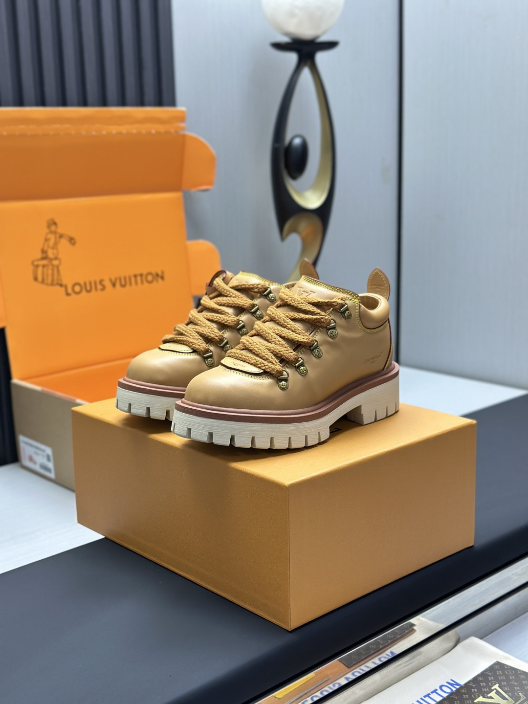 NO:588579,Factory direct sales, top version, Dongguan high-end supply, LV Remix derby 25WF new product, couple derby shoes, classic as the base color, reshape the fashion style, various colors to break the monotony, black is cool, brown is retro, pink is sweet, blue is fresh, suitable for different styles of wear. Delicate leather fits the foot shape. The shoelace details hide ingenuity. It is a walking fashion symbol. Step on the forefront of the trend every step and start your own style journey♀  The fabric is made of original customized cowhide, the inner pads are all sheepskin, the original molded custom anti-slip outsole, size female 35-41 (customized 40/41), male 39-46 (customized 45/46),, louis vuitton, cowhide, sheepskin19860909工厂直销 顶级版本,东莞高端货源,LV Remix derby 25WF新品 情侣款德比鞋 以经典为底色 重塑时尚型格  多样配色打破单调 黑的酷飒、棕的复古 粉的甜韵、蓝的清新 适配不同风格穿搭  细腻皮革贴合脚型 鞋带细节暗藏巧思 是行走的时尚符号 每一步都踩在潮流浪尖 开启属于你的风格漫游之旅♀ 面料采用原版定制牛皮 内里垫脚均为羊皮 原版开模定制防滑大底 size女35-41（40/41定制） 男39-46（45/46定制）,,louis vuitton,cowhide,sheepskin,Men's shoes