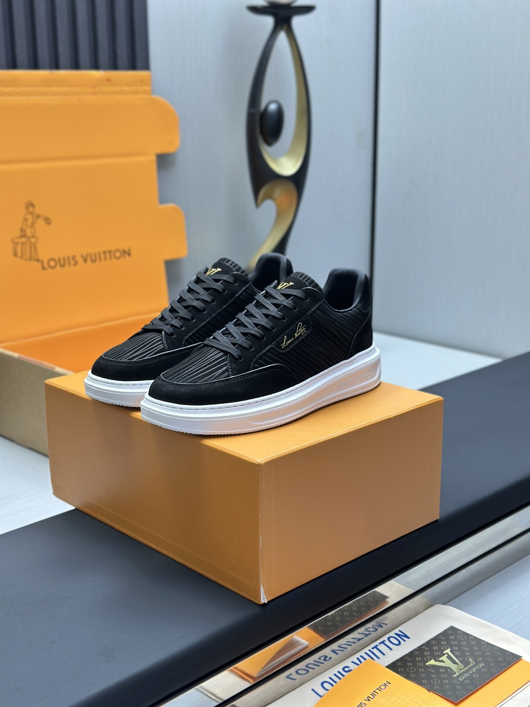 NO:559352,Factory direct sale of the top version, full package, Dongguan high-end supply, LV Louis Vuitton, donkey brand, L family, BEVERLY HILLS series, denim denim, casual sneakers. This style of Beverly Hills sneakers returns to the new season with Monogram denim and grained cow leather. It is paired with a thick and lightweight rubber outsole, integrating the trendy design with a comfortable experience. Leather trim is outlined around the shoelaces, and the handwritten Louis Vuitton logo is embossed on it. Exquisite packaging at the delivery counter. Fabric:  Original customized first-layer cowhide + denim Lining: Original customized breathable mesh lining Outsole: Original molded foam material Sole thickness: 4CM Size: Men's 39-45 (4647 custom-made, casual shoes/sports shoes, louis vuitton, louis   vuitton,louis vuitton,louis vuitton,sneakers,cowhide19860909工厂直销顶级版本全套包装莞产高端货源LV 路易威登 驴牌 L家 BEVERLY HILLS系列 丹宁牛仔布 休闲 运动鞋 本款 Beverly Hills 运动鞋以 Monogram 丹宁布和粒面牛皮革重返新季,搭配厚实而轻盈的橡胶外底,为潮流设计融入舒适体验.鞋带四周勾勒皮革饰边,手写体路易威登标识压印其上 配送专柜精美包装 面料: 原版定制头层牛皮+牛仔布 内里: 原版定制透气网里 大底: 原版开模发泡材质 底厚: 4CM Size: 男款39-45（4647定做,休闲鞋/运动鞋,louis vuitton,louis vuitton,louis vuitton,louis vuitton,sneakers,cowhide,Women's Shoes