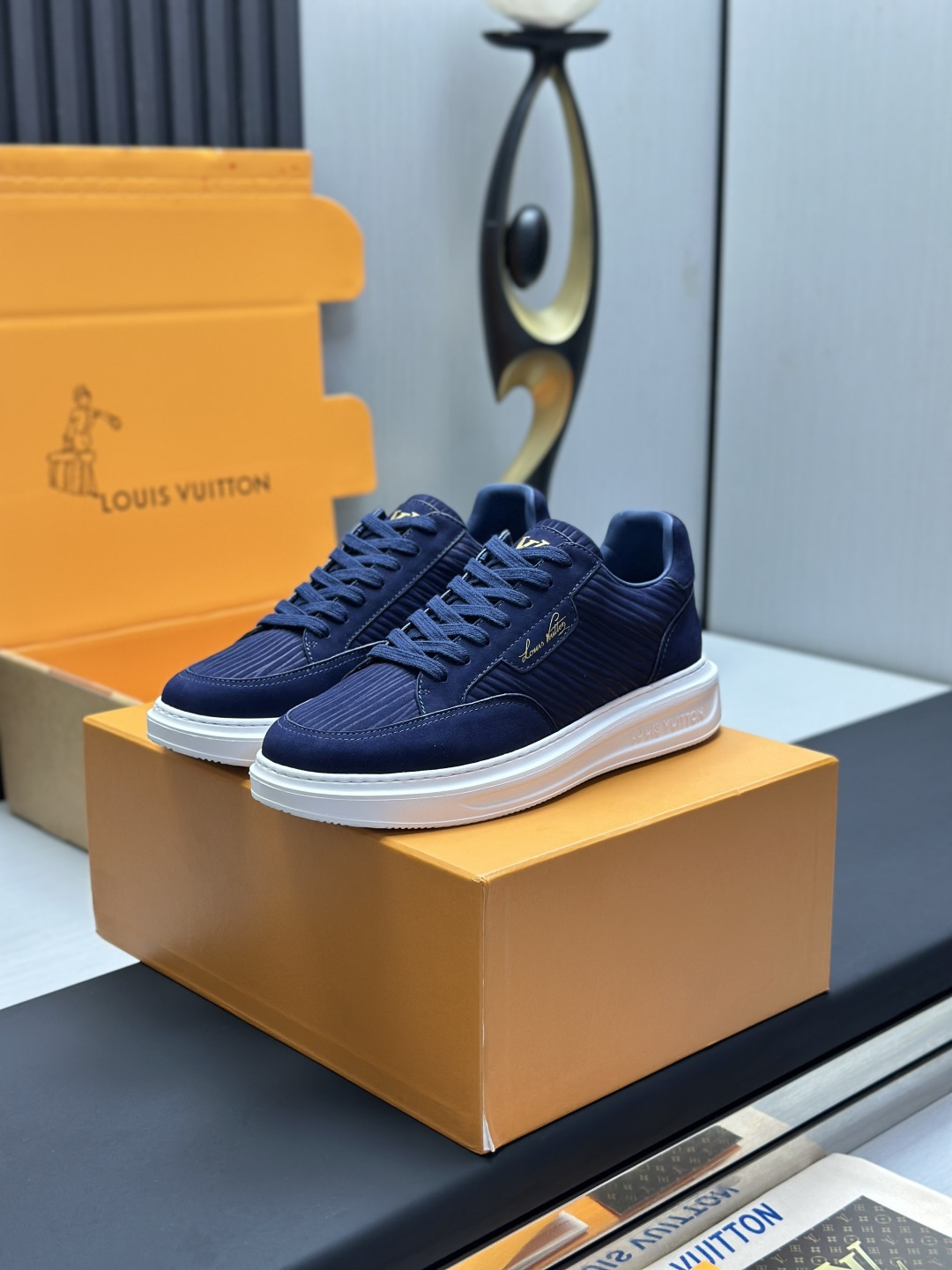 NO:559354,Factory direct sale of the top version, full package, Dongguan high-end supply, LV Louis Vuitton, donkey brand, L family, BEVERLY HILLS series, denim denim, casual sneakers. This style of Beverly Hills sneakers returns to the new season with Monogram denim and grained cow leather. It is paired with a thick and lightweight rubber outsole, integrating the trendy design with a comfortable experience. Leather trim is outlined around the shoelaces, and the handwritten Louis Vuitton logo is embossed on it. Exquisite packaging at the delivery counter. Fabric:  Original customized first-layer cowhide + denim Lining: Original customized breathable mesh lining Outsole: Original molded foam material Sole thickness: 4CM Size: Men's 39-45 (4647 custom-made, casual shoes/sports shoes, louis vuitton, louis   vuitton,louis vuitton,louis vuitton,sneakers,cowhide19860909工厂直销顶级版本全套包装莞产高端货源LV 路易威登 驴牌 L家 BEVERLY HILLS系列 丹宁牛仔布 休闲 运动鞋 本款 Beverly Hills 运动鞋以 Monogram 丹宁布和粒面牛皮革重返新季,搭配厚实而轻盈的橡胶外底,为潮流设计融入舒适体验.鞋带四周勾勒皮革饰边,手写体路易威登标识压印其上 配送专柜精美包装 面料: 原版定制头层牛皮+牛仔布 内里: 原版定制透气网里 大底: 原版开模发泡材质 底厚: 4CM Size: 男款39-45（4647定做,休闲鞋/运动鞋,louis vuitton,louis vuitton,louis vuitton,louis vuitton,sneakers,cowhide,Women's Shoes