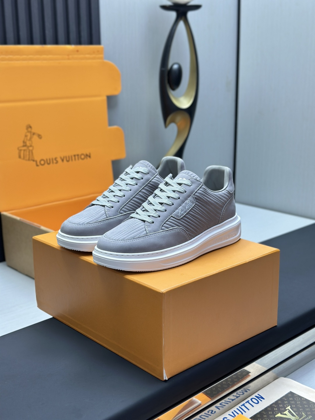 NO:559338,Factory direct sale of the top version, full package, Dongguan high-end supply, LV Louis Vuitton, donkey brand, L family, BEVERLY HILLS series, denim denim, casual sneakers. This style of Beverly Hills sneakers returns to the new season with Monogram denim and grained cow leather. It is paired with a thick and lightweight rubber outsole, integrating the trendy design with a comfortable experience. Leather trim is outlined around the shoelaces, and the handwritten Louis Vuitton logo is embossed on it. Exquisite packaging at the delivery counter. Fabric:  Original customized first-layer cowhide + denim Lining: Original customized breathable mesh lining Outsole: Original molded foam material Sole thickness: 4CM Size: Men's 39-45 (4647 custom-made, casual shoes/sports shoes, louis vuitton, louis   vuitton,louis vuitton,louis vuitton,sneakers,cowhide19860909工厂直销顶级版本全套包装莞产高端货源LV 路易威登 驴牌 L家 BEVERLY HILLS系列 丹宁牛仔布 休闲 运动鞋 本款 Beverly Hills 运动鞋以 Monogram 丹宁布和粒面牛皮革重返新季,搭配厚实而轻盈的橡胶外底,为潮流设计融入舒适体验.鞋带四周勾勒皮革饰边,手写体路易威登标识压印其上 配送专柜精美包装 面料: 原版定制头层牛皮+牛仔布 内里: 原版定制透气网里 大底: 原版开模发泡材质 底厚: 4CM Size: 男款39-45（4647定做,休闲鞋/运动鞋,louis vuitton,louis vuitton,louis vuitton,louis vuitton,sneakers,cowhide,Women's Shoes