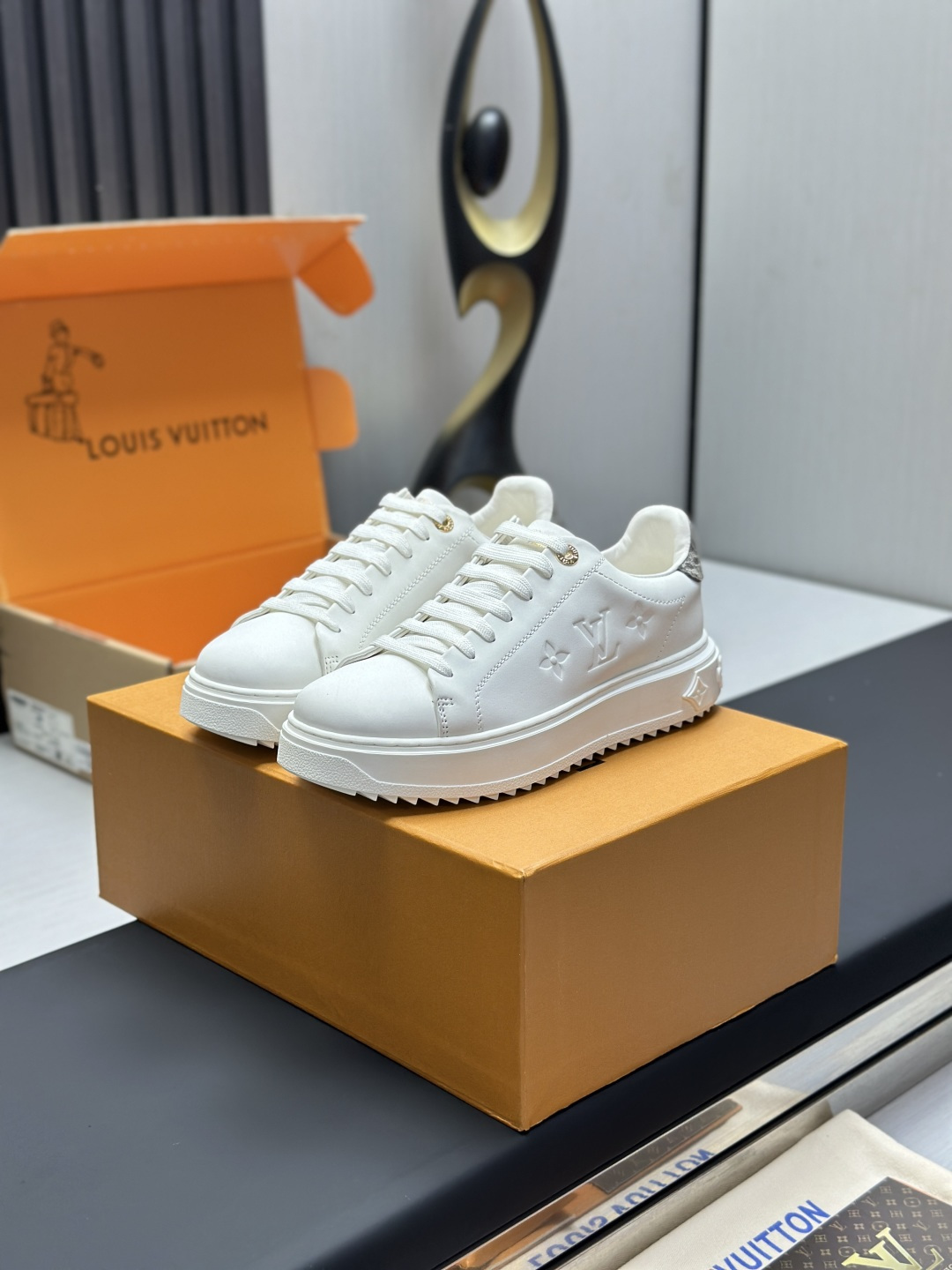 NO:575065,Affordable top version, fully packaged, Dongguan high-end goods source LV Louis Vuitton Donkey brand L family BEVERLY HILLS series casual sports shoes This Beverly Hills sports shoes return to the new season with Monogram denim and grained cow leather, with thick and lightweight rubber outsole, integrating the trendy design with comfortable experience. Leather trim is outlined around the laces, and the handwritten Louis Vuitton logo is embossed on it. Exquisite packaging at the delivery counter. Fabric: Original customized first-layer cowhide + denim  Lining: Original cowhide lining Outsole: Original molded foam material Bottom thickness: 4CM Size: Women's 35-40 (can be customized 4142) Men's 39-44 (384546 customized),,louis vuitton,louis vuitton,louis vuitton,louis vuitton,sneakers,cowhide19860909实价顶级版本全套包装莞产高端货源LV 路易威登 驴牌 L家 BEVERLY HILLS系列 休闲 运动鞋 本款 Beverly Hills 运动鞋以 Monogram 丹宁布和粒面牛皮革重返新季,搭配厚实而轻盈的橡胶外底,为潮流设计融入舒适体验.鞋带四周勾勒皮革饰边,手写体路易威登标识压印其上 配送专柜精美包装 面料: 原版定制头层牛皮+牛仔布 内里: 原版牛皮内里 大底: 原版开模发泡材质 底厚: 4CM Size: 女款35-40（可定做4142）男39-44（384546定做）,,louis vuitton,louis vuitton,louis vuitton,louis vuitton,sneakers,cowhide,Men's shoes