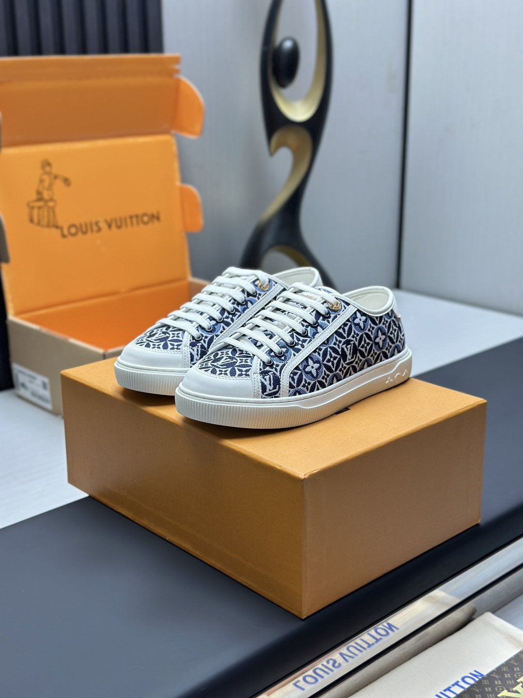 NO:559351,Factory direct sales of the top version with complete packaging Dongguan high-end supply LV Louis Vuitton Donkey Brand L family BEVERLY HILLS series casual sneakers This Beverly Hills sneakers return to the new season with Monogram denim and grained cow leather, with thick and lightweight rubber outsole, integrating the trendy design with comfortable experience. Leather trim is outlined around the laces, and the handwritten Louis Vuitton logo is embossed on it. Exquisite packaging at the delivery counter. Fabric: Original customized first-layer cowhide + denim  Inner lining: Original cowhide lining Outsole: Original molded foam material Sole thickness: 4CM Size: Women's 35-40 (can be customized to 4142), casual shoes/sports shoes, louis vuitton, louis vuitton, louis   vuitton,louis vuitton,sneakers,cowhide19860909工厂直销顶级版本全套包装莞产高端货源LV 路易威登 驴牌 L家 BEVERLY HILLS系列 休闲 运动鞋 本款 Beverly Hills 运动鞋以 Monogram 丹宁布和粒面牛皮革重返新季,搭配厚实而轻盈的橡胶外底,为潮流设计融入舒适体验.鞋带四周勾勒皮革饰边,手写体路易威登标识压印其上 配送专柜精美包装 面料: 原版定制头层牛皮+牛仔布 内里: 原版牛皮内里 大底: 原版开模发泡材质 底厚: 4CM Size: 女款35-40（可定做4142）,休闲鞋/运动鞋,louis vuitton,louis vuitton,louis vuitton,louis vuitton,sneakers,cowhide,Women's Shoes