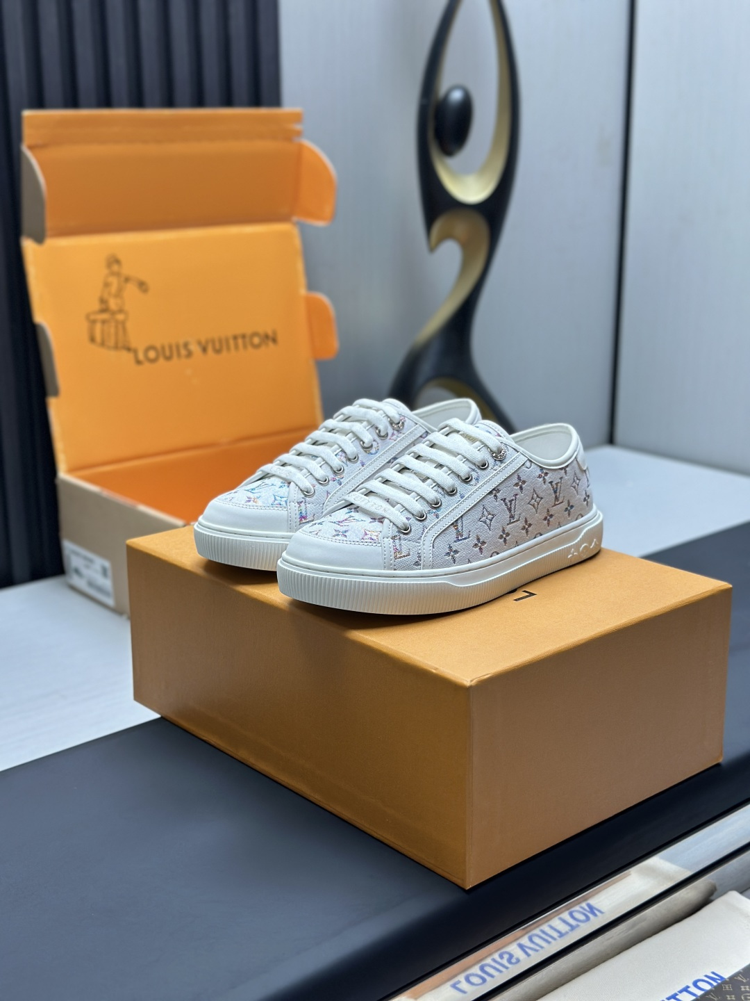 NO:559353,Factory direct sales of the top version with complete packaging Dongguan high-end supply LV Louis Vuitton Donkey Brand L family BEVERLY HILLS series casual sneakers This Beverly Hills sneakers return to the new season with Monogram denim and grained cow leather, with thick and lightweight rubber outsole, integrating the trendy design with comfortable experience. Leather trim is outlined around the laces, and the handwritten Louis Vuitton logo is embossed on it. Exquisite packaging at the delivery counter. Fabric: Original customized first-layer cowhide + denim  Inner lining: Original cowhide lining Outsole: Original molded foam material Sole thickness: 4CM Size: Women's 35-40 (can be customized to 4142), casual shoes/sports shoes, louis vuitton, louis vuitton, louis   vuitton,louis vuitton,sneakers,cowhide19860909工厂直销顶级版本全套包装莞产高端货源LV 路易威登 驴牌 L家 BEVERLY HILLS系列 休闲 运动鞋 本款 Beverly Hills 运动鞋以 Monogram 丹宁布和粒面牛皮革重返新季,搭配厚实而轻盈的橡胶外底,为潮流设计融入舒适体验.鞋带四周勾勒皮革饰边,手写体路易威登标识压印其上 配送专柜精美包装 面料: 原版定制头层牛皮+牛仔布 内里: 原版牛皮内里 大底: 原版开模发泡材质 底厚: 4CM Size: 女款35-40（可定做4142）,休闲鞋/运动鞋,louis vuitton,louis vuitton,louis vuitton,louis vuitton,sneakers,cowhide,Women's Shoes