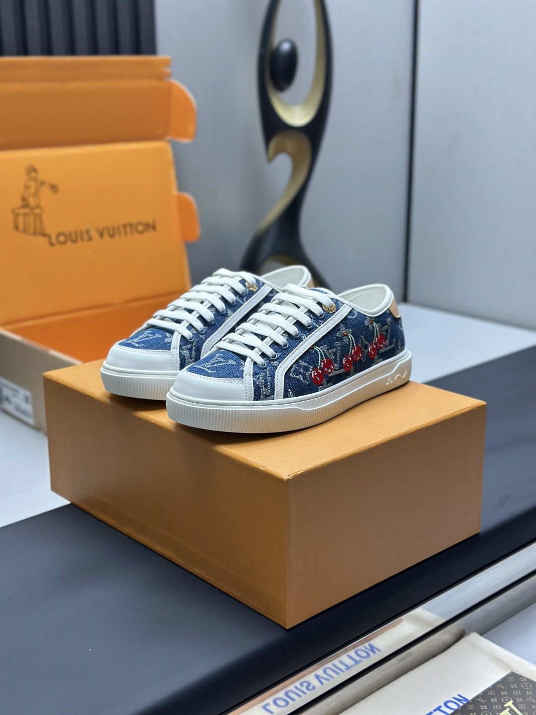 NO:559355,Factory direct sales of the top version with complete packaging Dongguan high-end supply LV Louis Vuitton Donkey Brand L family BEVERLY HILLS series casual sneakers This Beverly Hills sneakers return to the new season with Monogram denim and grained cow leather, with thick and lightweight rubber outsole, integrating the trendy design with comfortable experience. Leather trim is outlined around the laces, and the handwritten Louis Vuitton logo is embossed on it. Exquisite packaging at the delivery counter. Fabric: Original customized first-layer cowhide + denim  Inner lining: Original cowhide lining Outsole: Original molded foam material Sole thickness: 4CM Size: Women's 35-40 (can be customized to 4142), casual shoes/sports shoes, louis vuitton, louis vuitton, louis   vuitton,louis vuitton,sneakers,cowhide19860909工厂直销顶级版本全套包装莞产高端货源LV 路易威登 驴牌 L家 BEVERLY HILLS系列 休闲 运动鞋 本款 Beverly Hills 运动鞋以 Monogram 丹宁布和粒面牛皮革重返新季,搭配厚实而轻盈的橡胶外底,为潮流设计融入舒适体验.鞋带四周勾勒皮革饰边,手写体路易威登标识压印其上 配送专柜精美包装 面料: 原版定制头层牛皮+牛仔布 内里: 原版牛皮内里 大底: 原版开模发泡材质 底厚: 4CM Size: 女款35-40（可定做4142）,休闲鞋/运动鞋,louis vuitton,louis vuitton,louis vuitton,louis vuitton,sneakers,cowhide,Women's Shoes