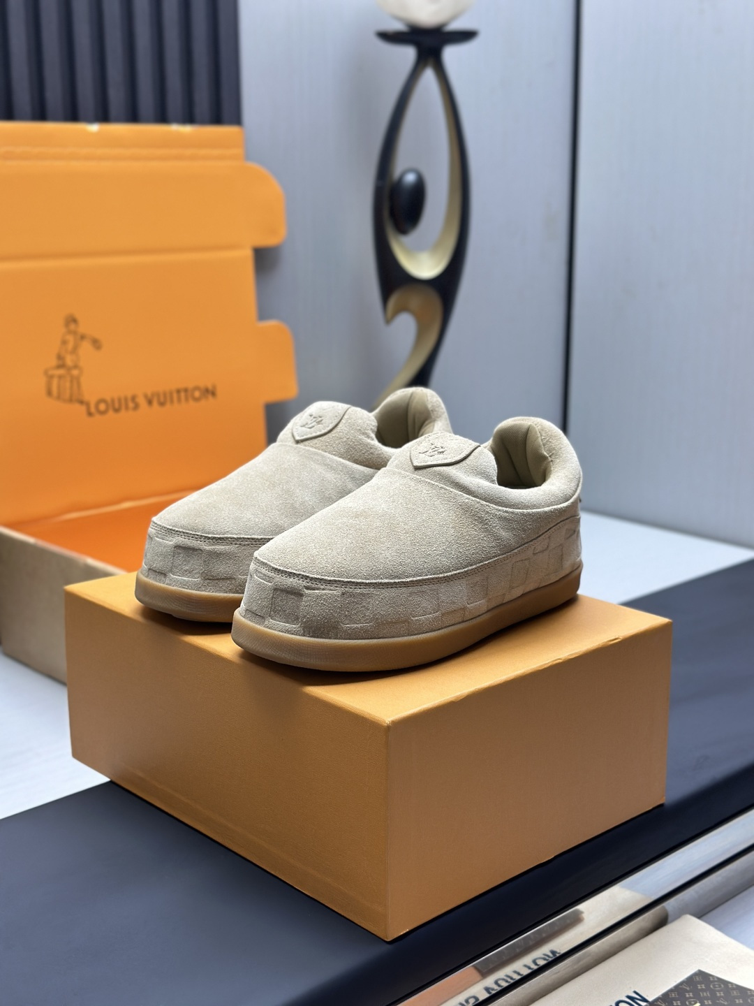 NO:559356,Top version (Jiggy Ding) LV-Louis Vuitton-classic catwalk new model, original version 11 developed and re-engraved!  !  The upper foot is very comfortable. It is made of luxurious materials and fine workmanship. The midsole is printed with English letters 'Made in Europe'. The upper is made of calfskin imported from Italy. The side is decorated with the brand LOGO and signature. The latest latex foot mesh lining makes the foot feel super comfortable. The original two-color TPU combination outsole is specially provided by the factory. The package technology is Goodyear stitched and overlocked. Fabric: Exclusive custom-made first-layer cowhide. Accessories: Exclusive private model Vuitton logo.  Inner lining: Customized silky mesh lining - first-layer silk cowhide lining Outsole: TPU combination outsole, wear-resistant, non-slip and anti-yellowing Foot pads: New latex pads - mesh sweat-absorbent Counter technology: Fully computerized sewing machine to pull the thread Toe cap Back cover Hot and cold shaping Full set of pull-top lasts with medium and low logo pattern Counter packaging - Shoelaces Certificate Card Instructions Certificate Dust bag The most complete packaging in the entire network   Women's 35-40 men's 38-46 (38/46 custom-made, non-refundable!, casual shoes/sports shoes, louis vuitton, louis vuitton, sneakers, cowhide19860909顶级版本（胖丁）LV-路易威登-经典走秀新款 原版11开发复刻！！上脚非常舒适 奢侈用料,做工精细,中底印有欧洲制造英文字母 鞋面由意大利进口小牛皮拼接,侧边饰有品牌LOGO标志及签名,最新乳胶垫脚网布内里,脚感超舒适.原厂特供原版双色TPU组合大底.套包工艺 固特异缝合锁边 面料:独家定制头层牛皮 配件:独家私模Vuitton 标识, 内里:定制丝滑网里-头层丝绸牛皮内里 大底:TPU组合大底耐磨防滑防黄 垫脚:新款乳胶垫-网纱吸汗 专柜工艺:全电脑针车拉线 鞋头 后套 冷热定型 全套拉帮套楦中低logo花纹 专柜包装 -鞋带 证书 卡片 说明书 合格证 防尘袋 全网最齐包装 女款35-40男款38-46（38/46订做不退换！,休闲鞋/运动鞋,louis vuitton,louis vuitton,sneakers,cowhide,Women's Shoes