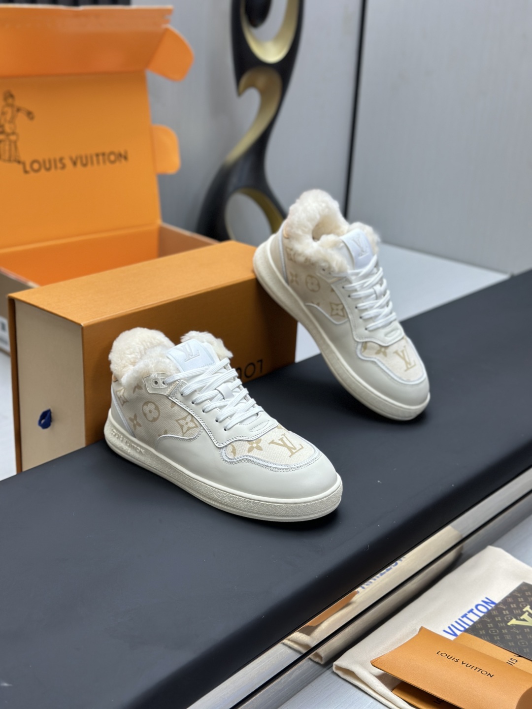 工厂直销¥360💰顶级版本全套包装❗️莞产高端货源LV 路易威登 驴牌 L家 BEVERLY HILLS系列 休闲 运动鞋
本款 Beverly Hills 运动鞋以 Monogram 丹宁布和粒面牛皮革重返新季，搭配厚实而轻盈的橡胶外底，为潮流设计融入舒适体验。鞋带四周勾勒皮革饰边，手写体路易威登标识压印其上
配送专柜精美包装🛍📦
▪️面料: 原版定制头层牛皮+牛仔布
▪️内里: 原版牛皮内里
▪️大底: 原版开模发泡材质
▪️底厚: 4CM
▪️Size:  女款35-40（可定做4142）