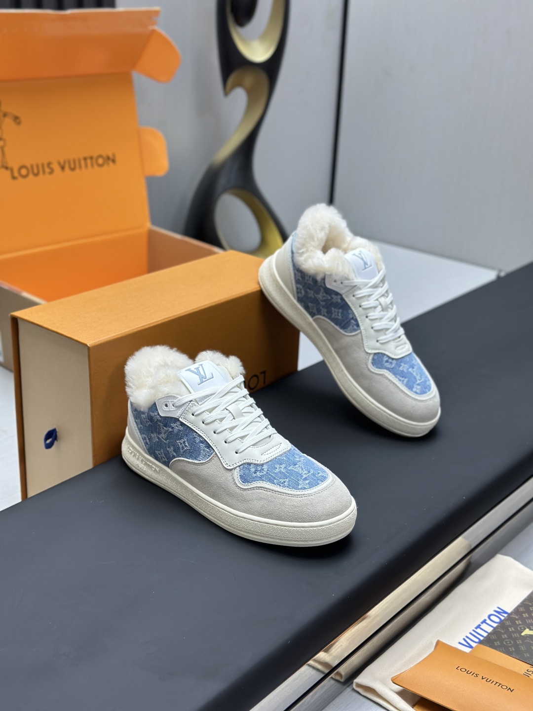 工厂直销¥360💰顶级版本全套包装❗️莞产高端货源LV 路易威登 驴牌 L家 BEVERLY HILLS系列 休闲 运动鞋
本款 Beverly Hills 运动鞋以 Monogram 丹宁布和粒面牛皮革重返新季，搭配厚实而轻盈的橡胶外底，为潮流设计融入舒适体验。鞋带四周勾勒皮革饰边，手写体路易威登标识压印其上
配送专柜精美包装🛍📦
▪️面料: 原版定制头层牛皮+牛仔布
▪️内里: 原版牛皮内里
▪️大底: 原版开模发泡材质
▪️底厚: 4CM
▪️Size:  女款35-40（可定做4142）