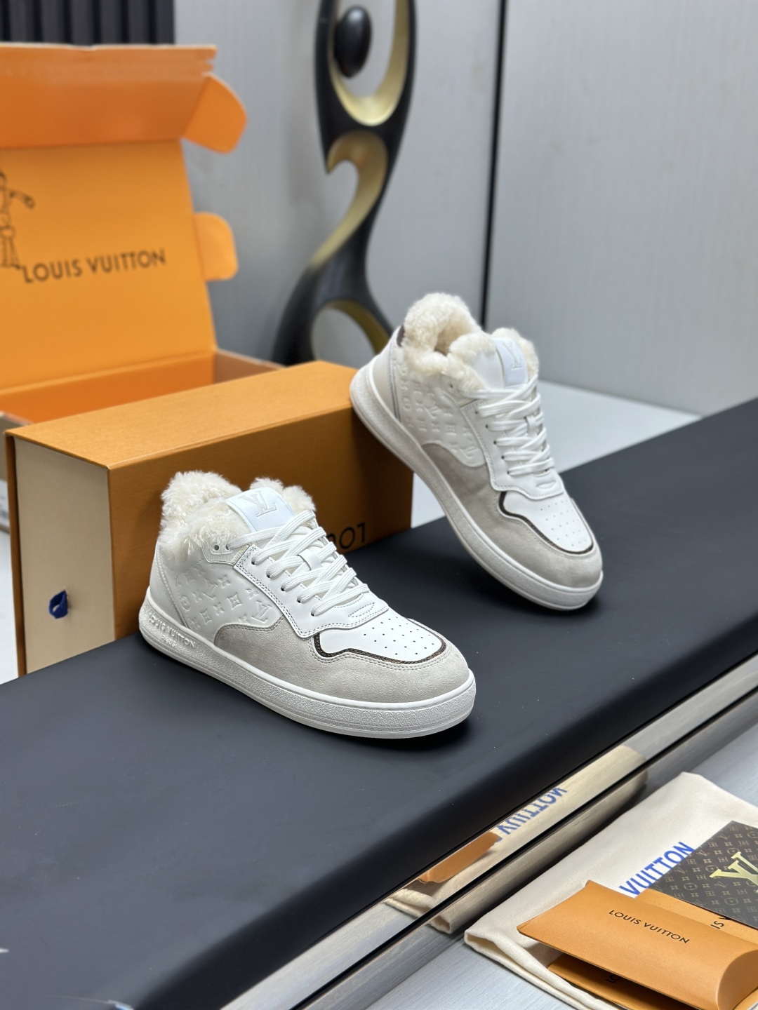 工厂直销¥360💰顶级版本全套包装❗️莞产高端货源LV 路易威登 驴牌 L家 BEVERLY HILLS系列 休闲 运动鞋
本款 Beverly Hills 运动鞋以 Monogram 丹宁布和粒面牛皮革重返新季，搭配厚实而轻盈的橡胶外底，为潮流设计融入舒适体验。鞋带四周勾勒皮革饰边，手写体路易威登标识压印其上
配送专柜精美包装🛍📦
▪️面料: 原版定制头层牛皮+牛仔布
▪️内里: 原版牛皮内里
▪️大底: 原版开模发泡材质
▪️底厚: 4CM
▪️Size:  女款35-40（可定做4142）
