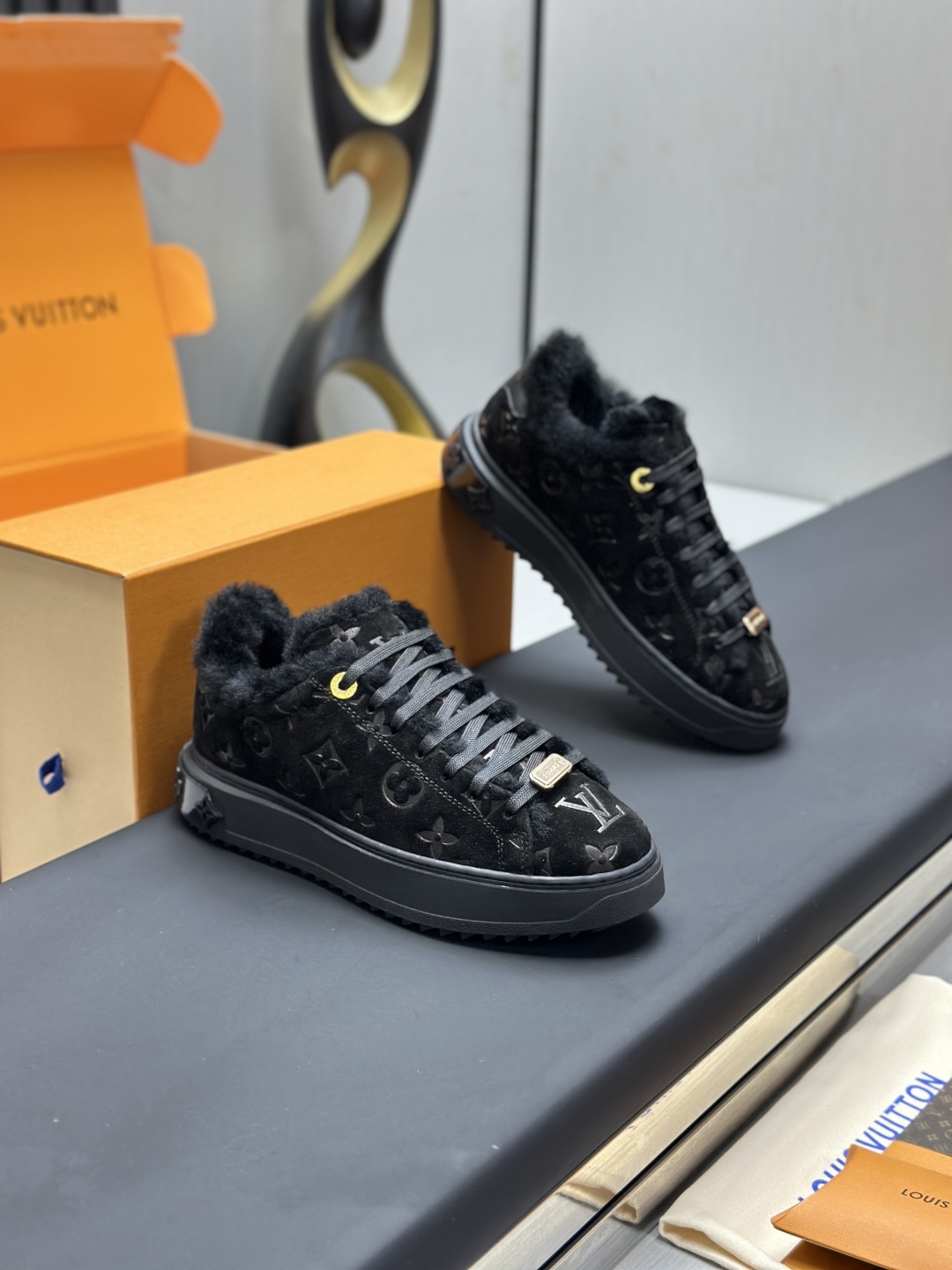 工厂直销¥360💰顶级版本全套包装❗️莞产高端货源LV 路易威登 驴牌 L家 BEVERLY HILLS系列 休闲 运动鞋
本款 Beverly Hills 运动鞋以 Monogram 丹宁布和粒面牛皮革重返新季，搭配厚实而轻盈的橡胶外底，为潮流设计融入舒适体验。鞋带四周勾勒皮革饰边，手写体路易威登标识压印其上
配送专柜精美包装🛍📦
▪️面料: 原版定制头层牛皮+牛仔布
▪️内里: 原版牛皮内里
▪️大底: 原版开模发泡材质
▪️底厚: 4CM
▪️Size:  女款35-40（可定做4142）