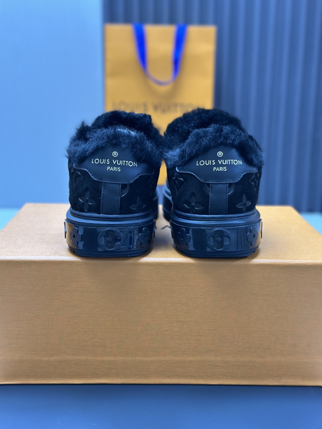 工厂直销¥360💰顶级版本全套包装❗️莞产高端货源LV 路易威登 驴牌 L家 BEVERLY HILLS系列 休闲 运动鞋
本款 Beverly Hills 运动鞋以 Monogram 丹宁布和粒面牛皮革重返新季，搭配厚实而轻盈的橡胶外底，为潮流设计融入舒适体验。鞋带四周勾勒皮革饰边，手写体路易威登标识压印其上
配送专柜精美包装🛍📦
▪️面料: 原版定制头层牛皮+牛仔布
▪️内里: 原版牛皮内里
▪️大底: 原版开模发泡材质
▪️底厚: 4CM
▪️Size:  女款35-40（可定做4142）