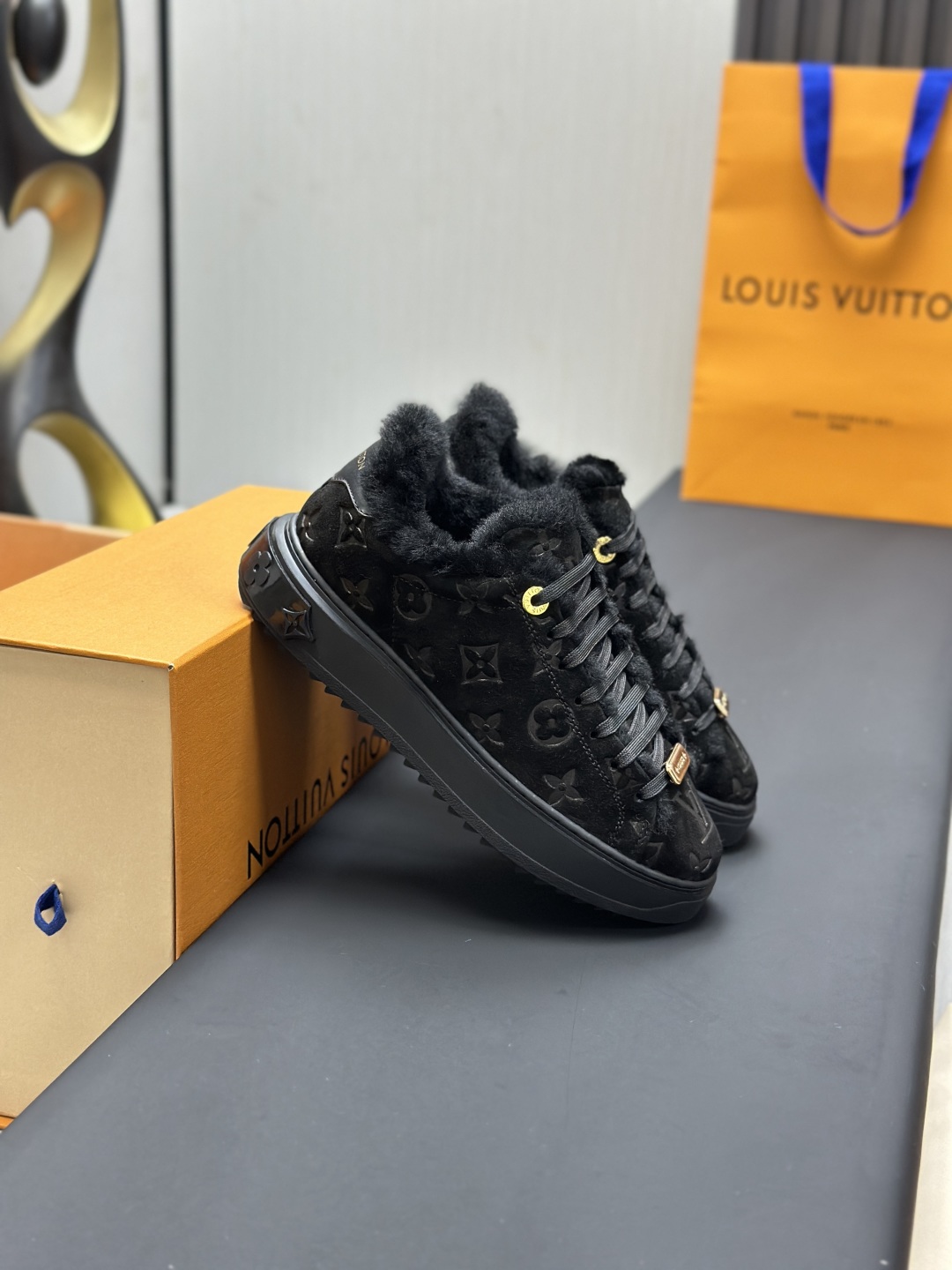 工厂直销¥360💰顶级版本全套包装❗️莞产高端货源LV 路易威登 驴牌 L家 BEVERLY HILLS系列 休闲 运动鞋
本款 Beverly Hills 运动鞋以 Monogram 丹宁布和粒面牛皮革重返新季，搭配厚实而轻盈的橡胶外底，为潮流设计融入舒适体验。鞋带四周勾勒皮革饰边，手写体路易威登标识压印其上
配送专柜精美包装🛍📦
▪️面料: 原版定制头层牛皮+牛仔布
▪️内里: 原版牛皮内里
▪️大底: 原版开模发泡材质
▪️底厚: 4CM
▪️Size:  女款35-40（可定做4142）