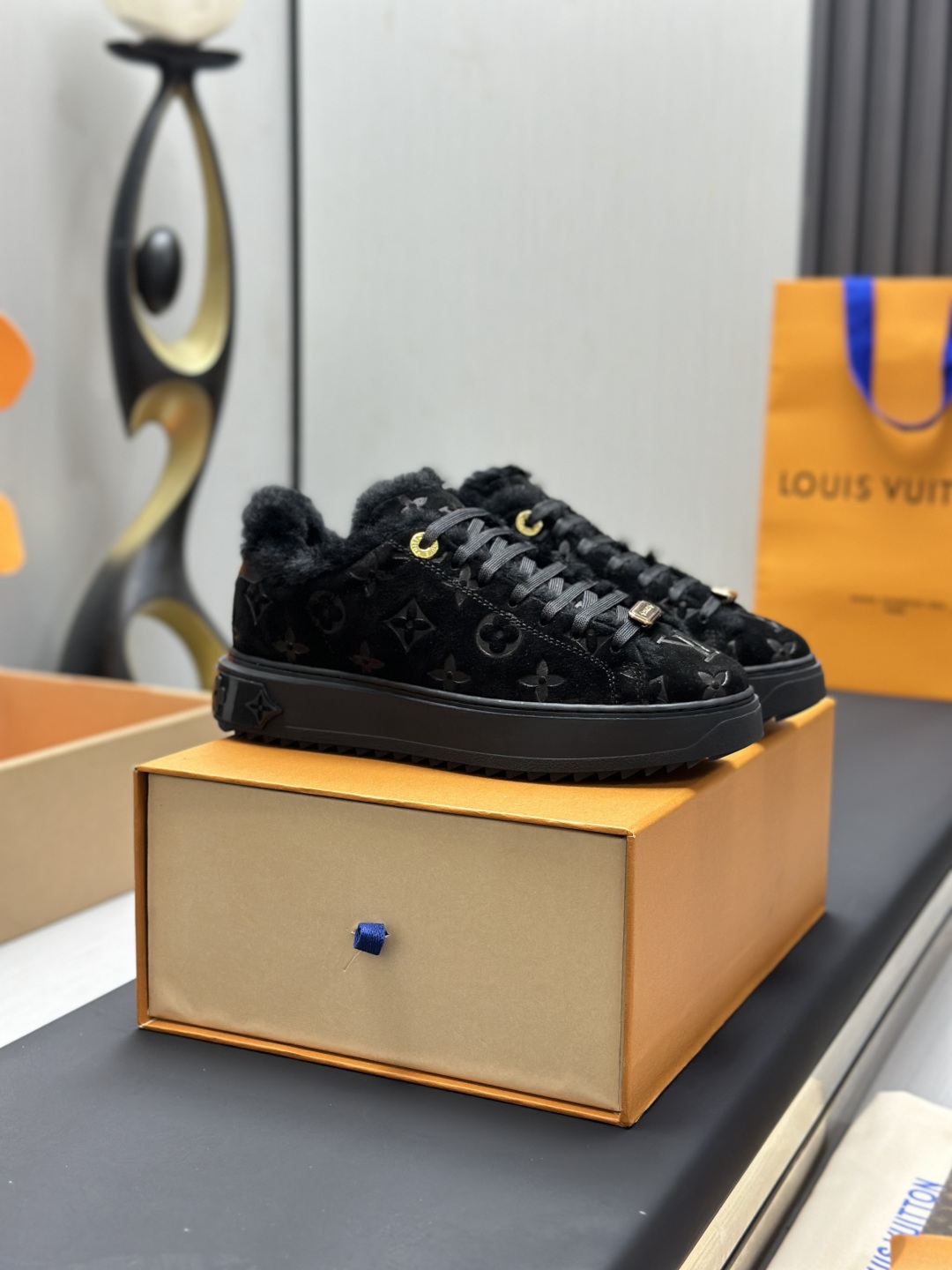 工厂直销¥360💰顶级版本全套包装❗️莞产高端货源LV 路易威登 驴牌 L家 BEVERLY HILLS系列 休闲 运动鞋
本款 Beverly Hills 运动鞋以 Monogram 丹宁布和粒面牛皮革重返新季，搭配厚实而轻盈的橡胶外底，为潮流设计融入舒适体验。鞋带四周勾勒皮革饰边，手写体路易威登标识压印其上
配送专柜精美包装🛍📦
▪️面料: 原版定制头层牛皮+牛仔布
▪️内里: 原版牛皮内里
▪️大底: 原版开模发泡材质
▪️底厚: 4CM
▪️Size:  女款35-40（可定做4142）