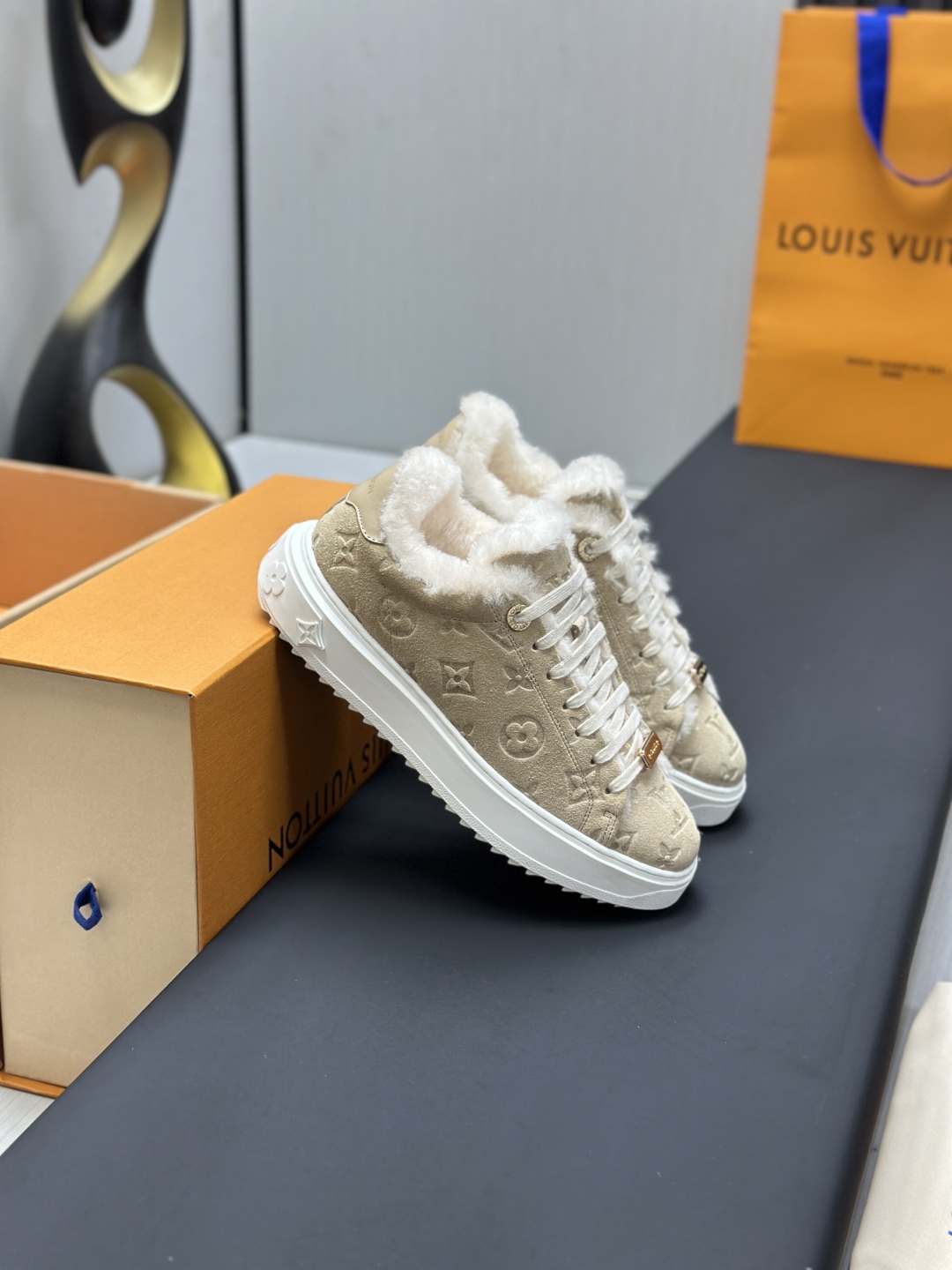工厂直销¥360💰顶级版本全套包装❗️莞产高端货源LV 路易威登 驴牌 L家 BEVERLY HILLS系列 休闲 运动鞋
本款 Beverly Hills 运动鞋以 Monogram 丹宁布和粒面牛皮革重返新季，搭配厚实而轻盈的橡胶外底，为潮流设计融入舒适体验。鞋带四周勾勒皮革饰边，手写体路易威登标识压印其上
配送专柜精美包装🛍📦
▪️面料: 原版定制头层牛皮+牛仔布
▪️内里: 原版牛皮内里
▪️大底: 原版开模发泡材质
▪️底厚: 4CM
▪️Size:  女款35-40（可定做4142）