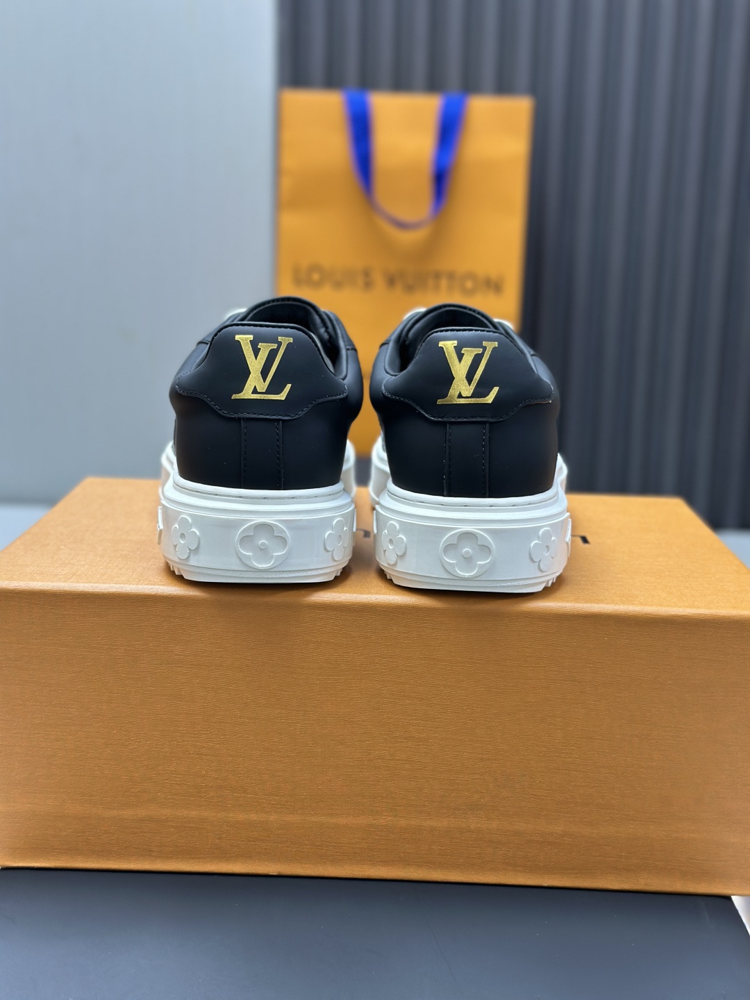工厂直销¥350💰顶级版本全套包装❗️莞产高端货源LV 路易威登 驴牌 L家 BEVERLY HILLS系列 休闲 运动鞋
本款 Beverly Hills 运动鞋以 Monogram 丹宁布和粒面牛皮革重返新季，搭配厚实而轻盈的橡胶外底，为潮流设计融入舒适体验。鞋带四周勾勒皮革饰边，手写体路易威登标识压印其上
配送专柜精美包装🛍📦
▪️面料: 原版定制头层牛皮+牛仔布
▪️内里: 原版牛皮内里
▪️大底: 原版开模发泡材质
▪️底厚: 4CM
▪️Size:  女款35-40（可定做4142）