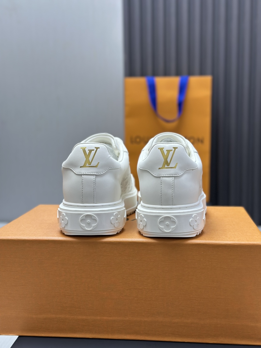 工厂直销¥350💰顶级版本全套包装❗️莞产高端货源LV 路易威登 驴牌 L家 BEVERLY HILLS系列 休闲 运动鞋
本款 Beverly Hills 运动鞋以 Monogram 丹宁布和粒面牛皮革重返新季，搭配厚实而轻盈的橡胶外底，为潮流设计融入舒适体验。鞋带四周勾勒皮革饰边，手写体路易威登标识压印其上
配送专柜精美包装🛍📦
▪️面料: 原版定制头层牛皮+牛仔布
▪️内里: 原版牛皮内里
▪️大底: 原版开模发泡材质
▪️底厚: 4CM
▪️Size:  女款35-40（可定做4142）
