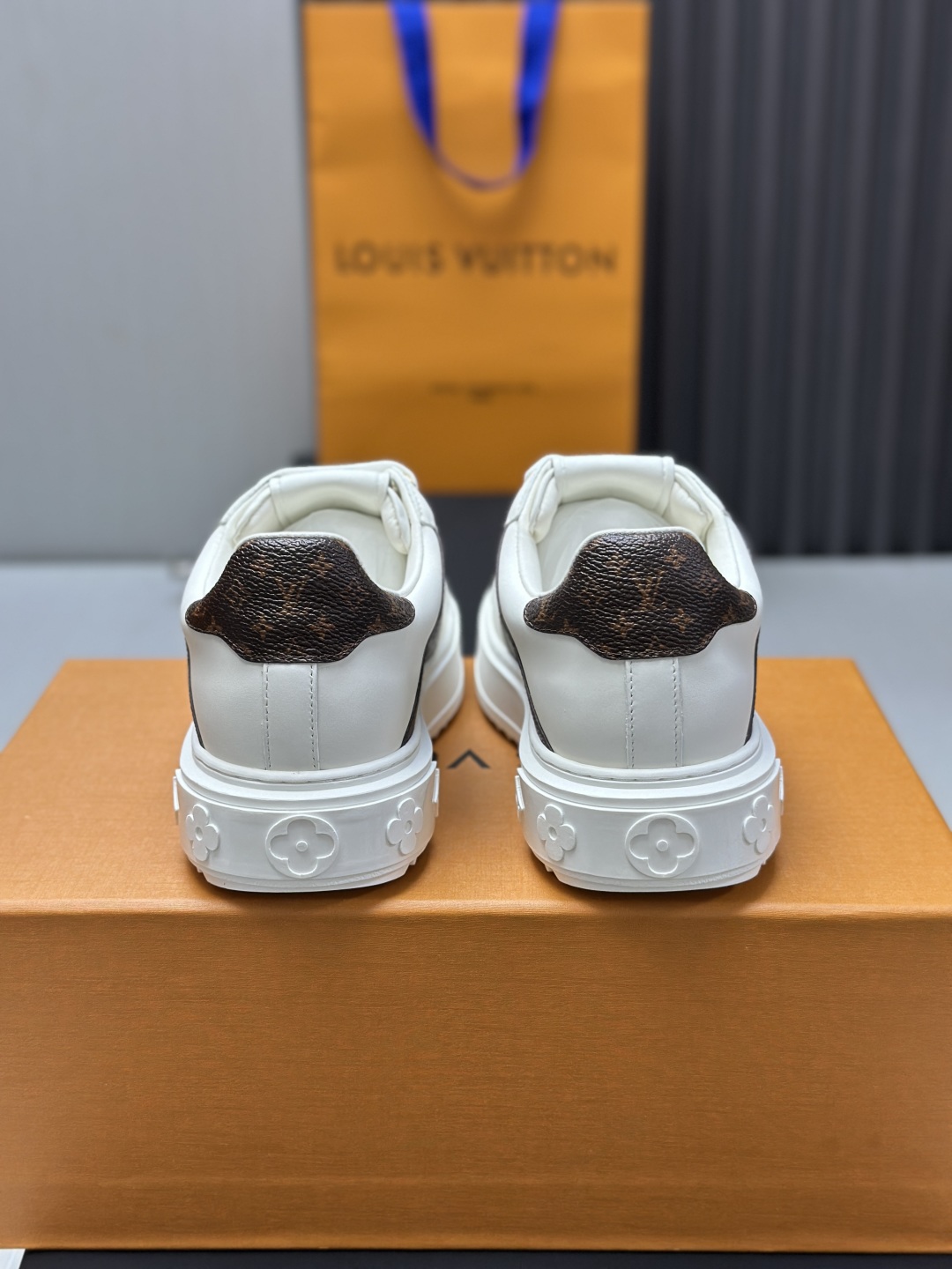 工厂直销¥330💰顶级版本全套包装❗️莞产高端货源LV 路易威登 驴牌 L家 BEVERLY HILLS系列 休闲 运动鞋
本款 Beverly Hills 运动鞋以 Monogram 丹宁布和粒面牛皮革重返新季，搭配厚实而轻盈的橡胶外底，为潮流设计融入舒适体验。鞋带四周勾勒皮革饰边，手写体路易威登标识压印其上
配送专柜精美包装🛍📦
▪️面料: 原版定制头层牛皮+牛仔布
▪️内里: 原版牛皮内里
▪️大底: 原版开模发泡材质
▪️底厚: 4CM
▪️Size:  女款35-40（可定做4142）