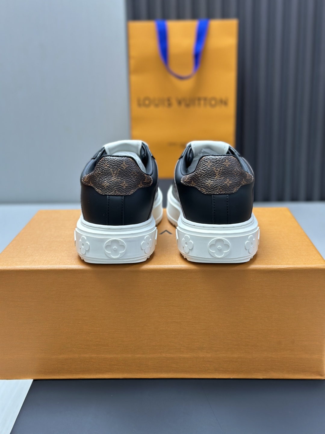 工厂直销¥330💰顶级版本全套包装❗️莞产高端货源LV 路易威登 驴牌 L家 BEVERLY HILLS系列 休闲 运动鞋
本款 Beverly Hills 运动鞋以 Monogram 丹宁布和粒面牛皮革重返新季，搭配厚实而轻盈的橡胶外底，为潮流设计融入舒适体验。鞋带四周勾勒皮革饰边，手写体路易威登标识压印其上
配送专柜精美包装🛍📦
▪️面料: 原版定制头层牛皮+牛仔布
▪️内里: 原版牛皮内里
▪️大底: 原版开模发泡材质
▪️底厚: 4CM
▪️Size:  女款35-40（可定做4142）