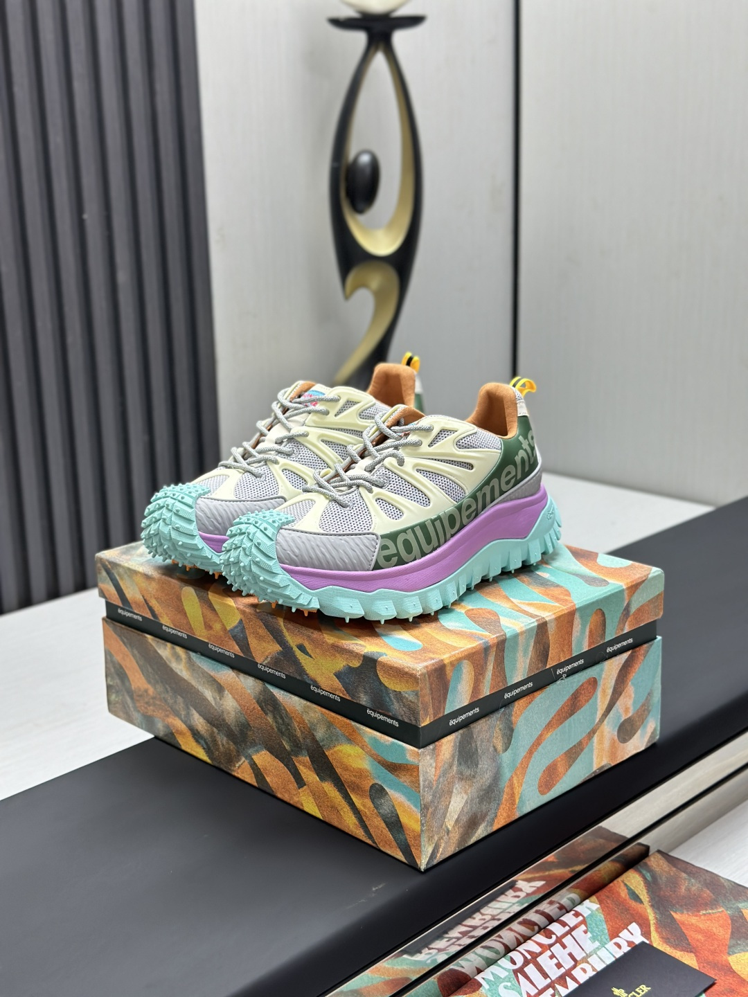 NO:750102,Factory direct Moncler Trailgrip GTX shock-absorbing rip-resistant outdoor sneaker Moncler is able to seamlessly blend high-end design elements with all-round practicality, launching this all-around trail shoe made from ultra-durable components for harsh environments. Made with ripstop mesh upper, GORE-TEX waterproof coating, Tech Tough rubber reinforcement and Vibram  MERAGRIP anti-slip pattern sole. Provides unparalleled comfort and stability. Whether you are off-road, hiking or city strolling, this latest pair of Trailgripa is the ultimate companion. Achieve the lightest off-road performance. Original shoe purchase supports any comparison. Cordura ripstop nylon Goretex waterproof material 3M reflective tape Tech Tough rubber reinforcement Vibram MEGAGRIP anti-skid pattern outsole RB MD carbon plate TPu five-layer separated outsole combination  Size 39-44, casual shoes/sports shoes, Moncler, sneakers19860909工厂直销Moncler盟可睐 Trailgrip GTX 减震抗撕裂户外运动鞋  Moncler能够将高端设计元素与全面实用性无缝融合,推出这款采用超级耐用的部件制成,适用于恶劣的环境全能越野鞋.采用防撕裂网眼鞋面,GORE-TEX防水涂层,Tech Tough橡胶加固和Vibram MERAGRIP防滑花纹鞋底.提供无与伦比的舒适和稳定性.无论您是越野还是徒步旅行还是城市漫步,这对最新的Trailgripa 都是终极伴侣.实现最轻量化的越野性能 原鞋购入 支持任何比对 Cordura 防撕裂尼龙 Goretex防水材质 3M反光带 Tech Tough橡胶加固 Vibram MEGAGRIP防滑花纹大底 RB MD 碳板 TPu 五层分离大底组合 尺码39-44,休闲鞋/运动鞋,Moncler,sneakers,Women's Shoes