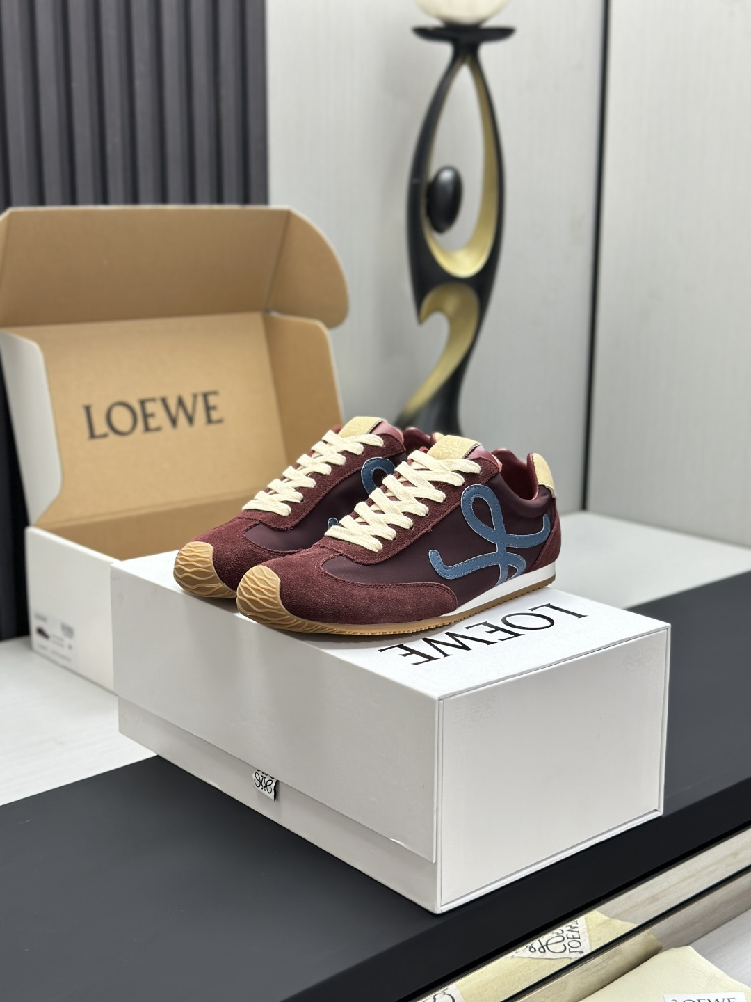 NO:888850,Direct sales from running volume (full set of packaging in airplane box) Loew* new Flow Runner2.0 series of new catwalk sneakers, new color retro series running shoes, the baby who was once planted by his family. Don’t miss this style. Light and comfortable new color matching. Super suitable for spring and summer wear. The most special thing is its outsole, the entire outsole runs through the toe, sole and tail. The logo on the side is super low-key.  Upper calfskin/spliced nylon cloth/suede, lining imported soft sheepskin, outsole EVA two-color combination rubber outsole, size 35-46 (couple model), casual shoes/sports shoes, loewe, loewe, sneakers, cowhide, sheepskin, chamois leather19860909跑量直销（飞机盒全套包装）罗意威 Loew* 全新Flow Runner2.0系列新款走秀运动鞋 全新配色复古系列跑鞋 之前被他家种草的宝宝.这次的款式千万不要错过.轻便舒适的全新颜色搭配.超级适合春夏穿搭 最特别的是它的大底,整片大底贯穿鞋头、鞋底、鞋尾 侧面明显的Logo 超低调的一款运动鞋 鞋面小牛皮/拼接尼龙布/麂皮 内里进口柔软绵羊皮 大底EVA双色组合橡胶大底 码数35-46（情侣款 ),休闲鞋/运动鞋,loewe,loewe,sneakers,cowhide,sheepskin,chamois leather,Women's Shoes