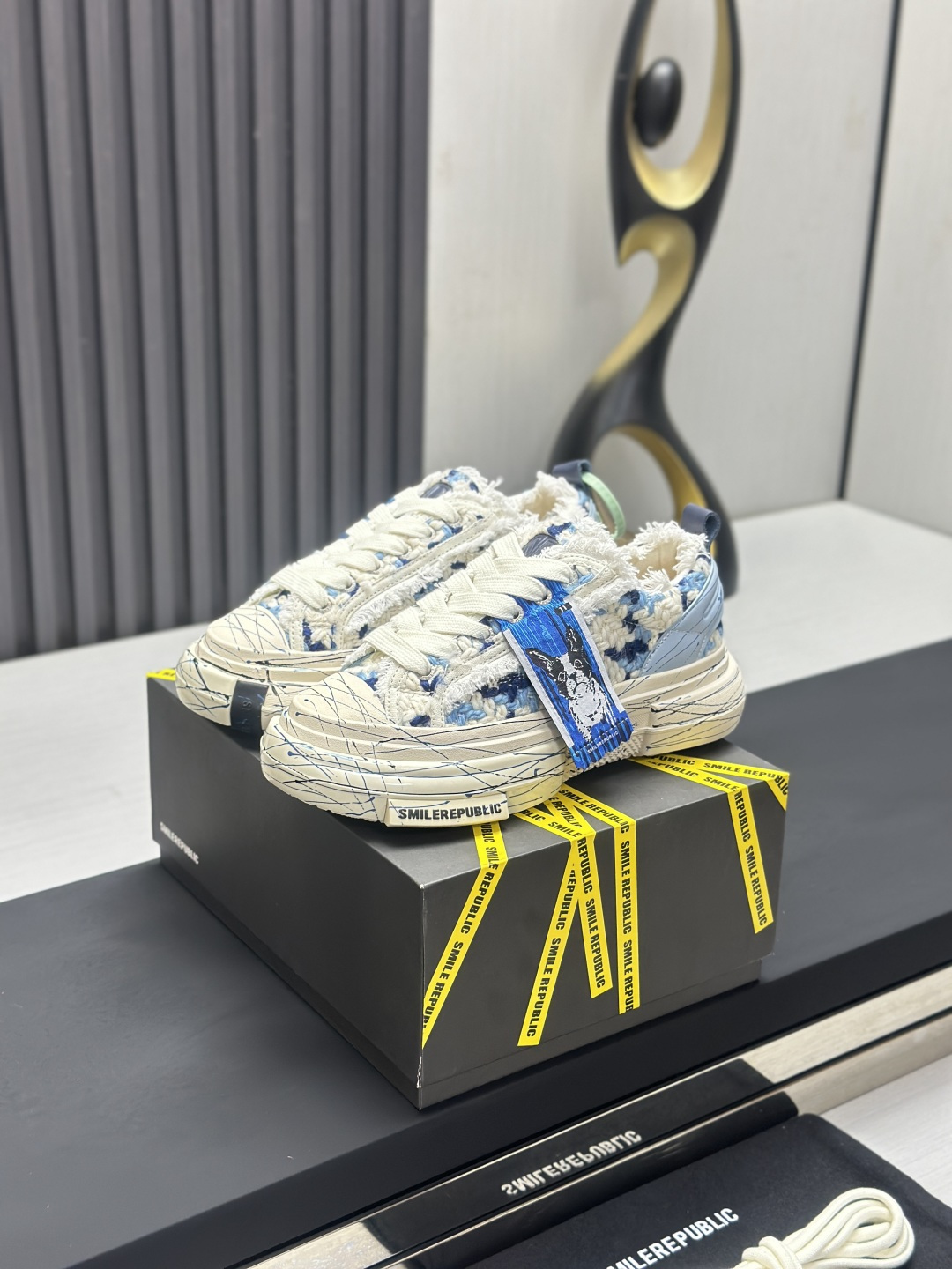 NO:750074,SmileRepublic VERY CRAM Tan Jianci's same style thick-soled open-smile canvas shoes, popular casual series for couples, big-toe shoes, beggar's shoes sneakers, SmlieRepublic comes from the American brand, today's popular elements, half-cup lace technology, large wide laces and bow texture form, the appearance of the big-toe soles is quite retro, and when paired together, it brings a strong visual impact!  It also represents the latest popular iconic color matching of 22. The customized paper logo on the side of the shoe is of course the most eye-catching presence. Sizes are 35-40 for women and 39-45 for men, casual shoes/sports shoes, sneakers.19860909SmileRepublic VERY CRAM 檀健次同款厚底开口笑 帆布鞋网红王炸大爆款情侣休闲系列 大头鞋 乞丐鞋运动鞋 SmlieRepublic来源于美国品牌, 今天流行元素,半托 絮絮花边工艺,大宽鞋带蝴蝶结纹理形式呈现,大头鞋底外形颇具复古感,搭配起来带来极强的视觉冲击感的同时！ 也代表了22最新流行的标志性配色鞋身侧面的定制纸标Logo当然是最抢眼的存在 尺码女35-40 男39-45,休闲鞋/运动鞋,sneakers,Women's Shoes