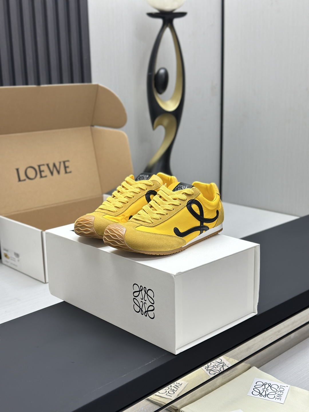 NO:888862,Direct sales from running volume (full set of packaging in airplane box) Loew* new Flow Runner2.0 series of new catwalk sneakers, new color retro series running shoes, the baby who was once planted by his family. Don’t miss this style. Light and comfortable new color matching. Super suitable for spring and summer wear. The most special thing is its outsole, the entire outsole runs through the toe, sole and tail. The logo on the side is super low-key.  Upper calfskin/spliced nylon cloth/suede, lining imported soft sheepskin, outsole EVA two-color combination rubber outsole, size 35-46 (couple model), casual shoes/sports shoes, loewe, loewe, sneakers, cowhide, sheepskin, chamois leather19860909跑量直销（飞机盒全套包装）罗意威 Loew* 全新Flow Runner2.0系列新款走秀运动鞋 全新配色复古系列跑鞋 之前被他家种草的宝宝.这次的款式千万不要错过.轻便舒适的全新颜色搭配.超级适合春夏穿搭 最特别的是它的大底,整片大底贯穿鞋头、鞋底、鞋尾 侧面明显的Logo 超低调的一款运动鞋 鞋面小牛皮/拼接尼龙布/麂皮 内里进口柔软绵羊皮 大底EVA双色组合橡胶大底 码数35-46（情侣款 ),休闲鞋/运动鞋,loewe,loewe,sneakers,cowhide,sheepskin,chamois leather,Women's Shoes