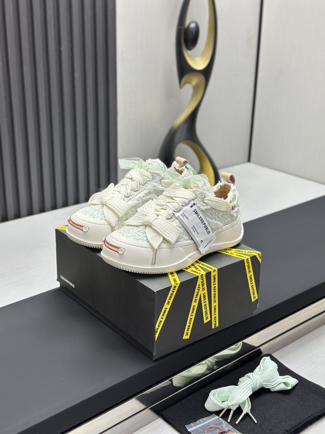 NO:750109,Factory running couple's model, upgraded version SMILEREPUBLIC thick-soled open-smile canvas shoes series, the same model for Tan Jianci, Li Chen, Xu Lu, Cheng Xiao, with 'SMILE' as the source of inspiration. Mainly soft canvas design with cut wool tassels and unique weaving techniques. Size 35-45, casual shoes/sports shoes, sneakers19860909工厂跑量情侣款 升级版开口笑 SMILEREPUBLIC 厚底开口笑帆布鞋系列 檀健次,李晨,徐璐,程潇同款,以“SMILE”为灵感来源 主打柔软的帆布设计 有裁切的羊毛流苏与独特编织技艺 码数35-45,休闲鞋/运动鞋,sneakers,Women's Shoes