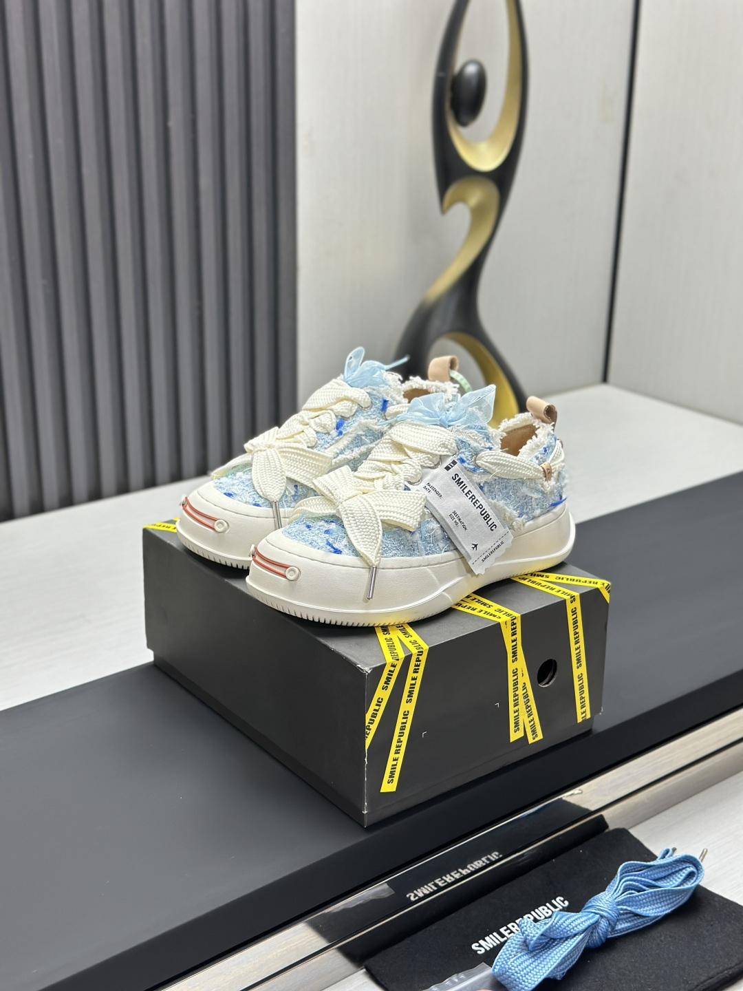 NO:750113,Factory running couple's model, upgraded version SMILEREPUBLIC thick-soled open-smile canvas shoes series, the same model for Tan Jianci, Li Chen, Xu Lu, Cheng Xiao, with 'SMILE' as the source of inspiration. Mainly soft canvas design with cut wool tassels and unique weaving techniques. Size 35-45, casual shoes/sports shoes, sneakers19860909工厂跑量情侣款 升级版开口笑 SMILEREPUBLIC 厚底开口笑帆布鞋系列 檀健次,李晨,徐璐,程潇同款,以“SMILE”为灵感来源 主打柔软的帆布设计 有裁切的羊毛流苏与独特编织技艺 码数35-45,休闲鞋/运动鞋,sneakers,Women's Shoes