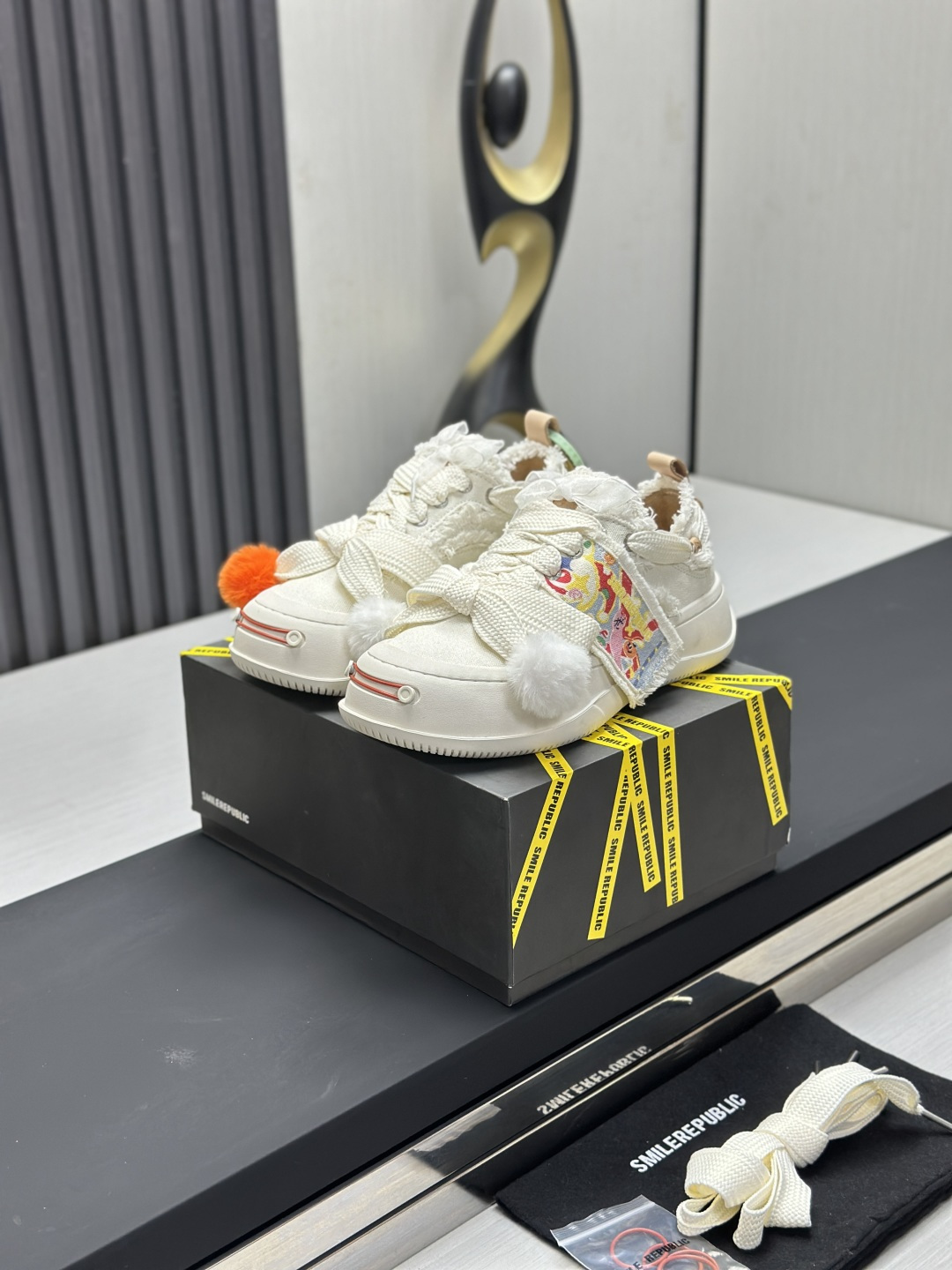 NO:750117,Factory running couple's model, upgraded version SMILEREPUBLIC thick-soled open-smile canvas shoes series, the same model for Tan Jianci, Li Chen, Xu Lu, Cheng Xiao, with 'SMILE' as the source of inspiration. Mainly soft canvas design with cut wool tassels and unique weaving techniques. Size 35-45, casual shoes/sports shoes, sneakers19860909工厂跑量情侣款 升级版开口笑 SMILEREPUBLIC 厚底开口笑帆布鞋系列 檀健次,李晨,徐璐,程潇同款,以“SMILE”为灵感来源 主打柔软的帆布设计 有裁切的羊毛流苏与独特编织技艺 码数35-45,休闲鞋/运动鞋,sneakers,Women's Shoes