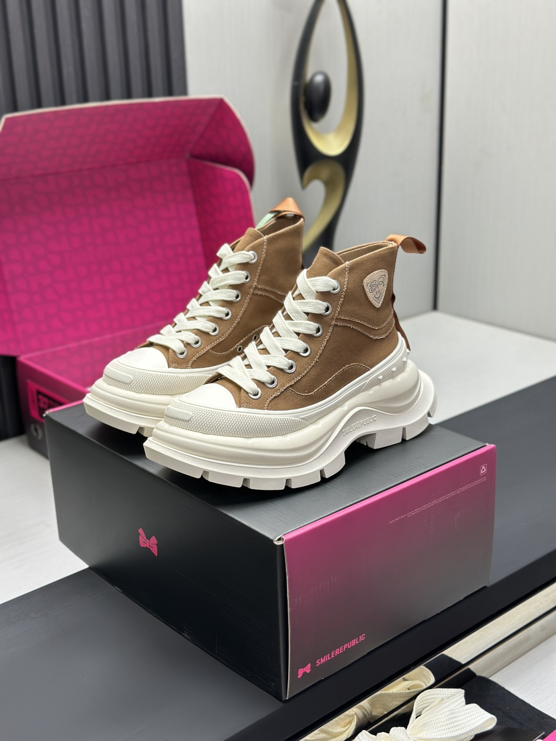 NO:750100,Factory direct sales for couples, new thick-soled open-smiling SMILEREPUBLIC thick-soled open-smiling canvas shoes series, the same model for Tan Jianci, Li Chen, Xu Lu, and Cheng Xiao, with 'SMILE' as the source of inspiration. Mainly soft canvas design with cut wool tassels and unique weaving techniques. Size 35-45, casual shoes/sports shoes, sneakers19860909工厂直销情侣款 新款厚底开口笑 SMILEREPUBLIC 厚底开口笑帆布鞋系列 檀健次,李晨,徐璐,程潇同款,以“SMILE”为灵感来源 主打柔软的帆布设计 有裁切的羊毛流苏与独特编织技艺 码数35-45,休闲鞋/运动鞋,sneakers,Women's Shoes