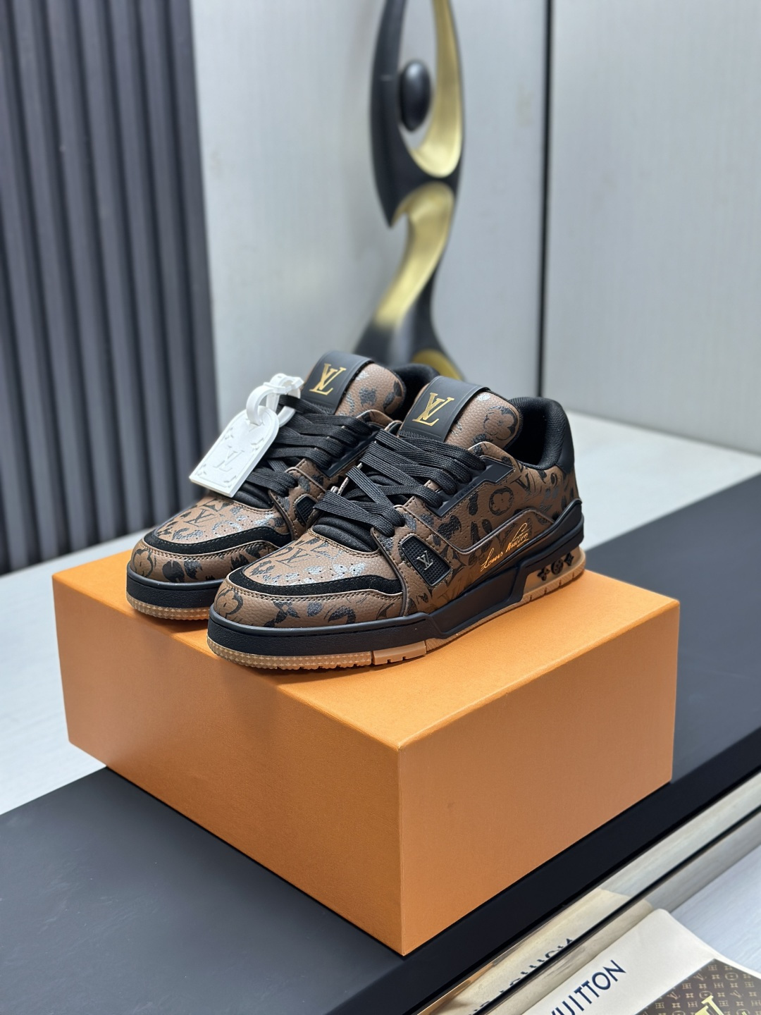 NO:789510,Factory direct sales top version LV-Louis Vuitton-classic catwalk new style empty glue process·original 11 development and re-engraving!  !  The upper foot is very comfortable. It is made of luxurious materials and fine workmanship. The midsole is printed with English letters 'Made in Europe'. The upper is made of calfskin imported from Italy. The side is decorated with the brand LOGO and signature. The latest latex foot mesh lining makes the foot feel super comfortable. The original two-color TPU combination outsole is specially provided by the factory. The package technology is Goodyear stitched and overlocked. Fabric: Exclusive custom-made first-layer cowhide. Accessories: Exclusive private model Vuitton logo.  Inner lining: Customized silky mesh lining - first-layer silk cowhide lining Outsole: TPU combination outsole, wear-resistant, non-slip and anti-yellowing Foot pads: New latex pads - mesh sweat-absorbent Counter technology: Fully computerized sewing machine to pull the thread Toe cap Back cover Hot and cold shaping Full set of pull-top lasts with medium and low logo pattern Counter packaging - Shoelaces Certificate Card Instructions Certificate Dust bag The most complete packaging in the entire network  Women's 35-40 men's 38-46 (38/46 custom-made, non-refundable!, casual shoes/sports shoes, louis vuitton, louis vuitton, sneakers, cowhide19860909工厂直销顶级版本 LV-路易威登-经典走秀新款 空胶工艺·原版11开发复刻！！上脚非常舒适 奢侈用料,做工精细,中底印有欧洲制造英文字母 鞋面由意大利进口小牛皮拼接,侧边饰有品牌LOGO标志及签名,最新乳胶垫脚网布内里,脚感超舒适.原厂特供原版双色TPU组合大底.套包工艺 固特异缝合锁边 面料:独家定制头层牛皮 配件:独家私模Vuitton 标识, 内里:定制丝滑网里-头层丝绸牛皮内里 大底:TPU组合大底耐磨防滑防黄 垫脚:新款乳胶垫-网纱吸汗 专柜工艺:全电脑针车拉线 鞋头 后套 冷热定型 全套拉帮套楦中低logo花纹 专柜包装 -鞋带 证书 卡片 说明书 合格证 防尘袋 全网最齐包装 女款35-40男款38-46（38/46订做不退换！,休闲鞋/运动鞋,louis vuitton,louis vuitton,sneakers,cowhide,Women's Shoes