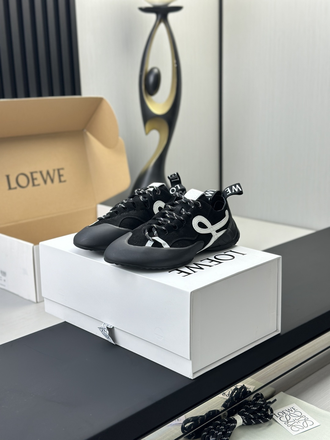 NO:789527,Directly sold from the factory (full set of packaging in airplane box) Loew* new Flow Runner2.0 series of new catwalk sneakers, new color matching retro series running shoes, a baby that was once planted by his family. Don’t miss this style. Light and comfortable new color matching. Super suitable for spring and summer wear. The most special thing is its outsole, the entire outsole runs through the toe, sole and tail. The logo is obvious on the side. It is a super low-key sneaker.  Upper calfskin/spliced nylon cloth/suede, lining imported soft sheepskin, outsole EVA two-color combination rubber outsole, size 35-45 (couple model), casual shoes/sports shoes, loewe, sneakers, cowhide, sheepskin, chamois leather19860909工厂直销（飞机盒全套包装） Loew* 全新Flow Runner2.0系列新款走秀运动鞋 全新配色复古系列跑鞋 之前被他家种草的宝宝.这次的款式千万不要错过.轻便舒适的全新颜色搭配.超级适合春夏穿搭 最特别的是它的大底,整片大底贯穿鞋头、鞋底、鞋尾 侧面明显的Logo 超低调的一款运动鞋 鞋面小牛皮/拼接尼龙布/麂皮 内里进口柔软绵羊皮 大底EVA双色组合橡胶大底 码数35-45（情侣款 ),休闲鞋/运动鞋,loewe,sneakers,cowhide,sheepskin,chamois leather,Women's Shoes