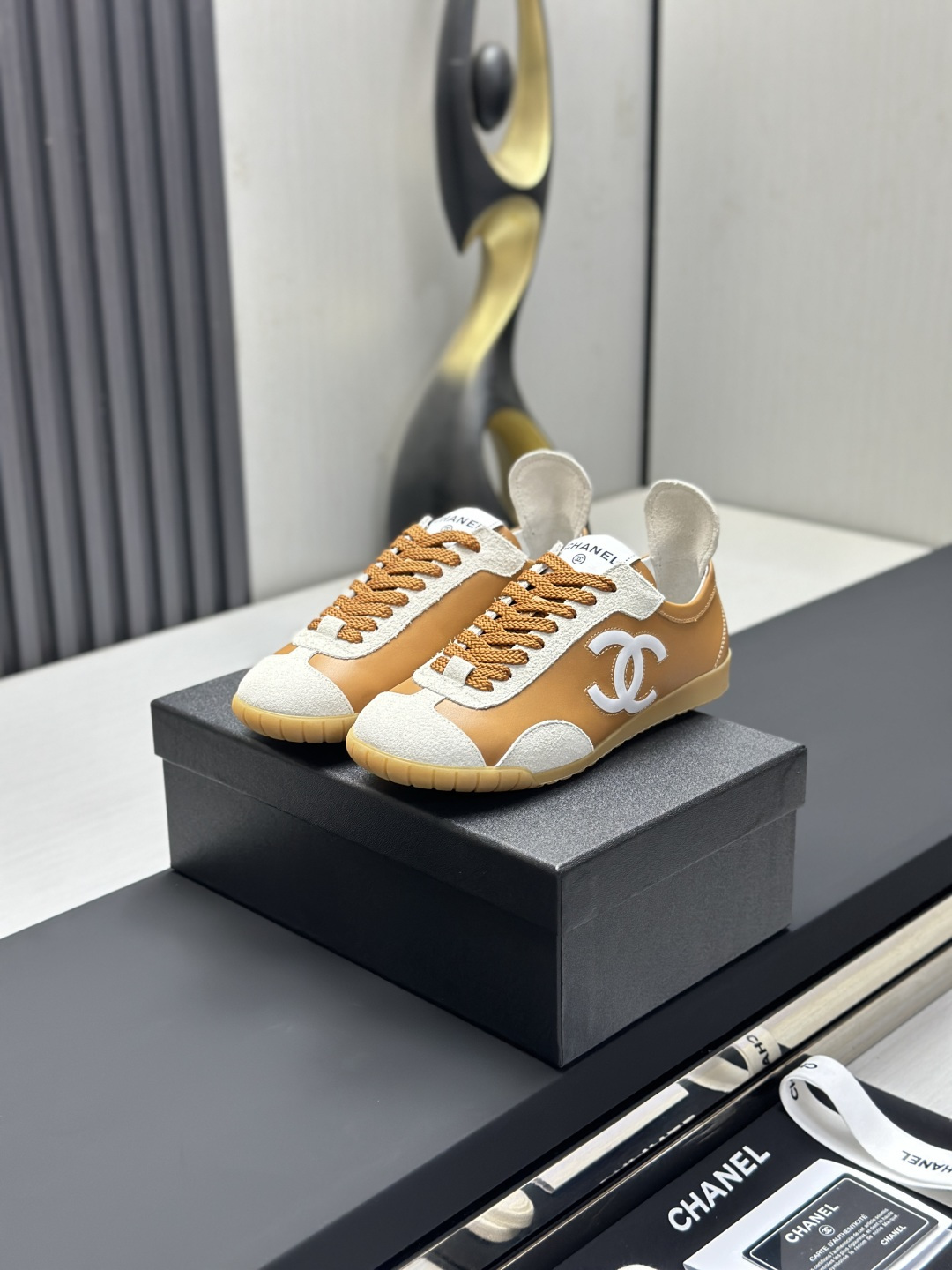 NO:789511,Factory direct sales of the top version of Chanel Chanel 25A Panda Color Thick Sole Casual Sports Shoes Original purchase, development, production Xiaoxiang C Home counter another super hot model, the love of Internet celebrity bloggers and ladies, various praises on social platforms, super popular, high quality, breathable, super spring and summer, seeing this issue always arouses the inner desire of fashion among girls. The latest suede material, classic black and white color, full of fashionable feeling on the feet, easy to care for  Exquisite packaging at the delivery counter. Fabric: Original customized imported first-layer cowhide. Customized imported breathable mesh lining. Original molded non-slip rubber sole. Bottom thickness 3CM. Size: Women's 35-40 (can be customized 41, casual shoes/sports shoes, chanel, chanel, chanel, sneakers, cowhide, chamois leather).19860909工厂直销顶级版本Chanel香奈儿 25A 熊猫配色 厚底 休闲 运动鞋 原版购入开发 做货 小香 C家 专柜又一超级大爆款,网红博主小姐姐们的挚爱,社交平台的各种夸赞,人气超高质感透气超级春夏,看到这期总能唤起少女内心对时髦的诉求 最新麂皮材质 经典黑白配色 上脚时髦感十足 容易打理 配送专柜精美包装 面料:原版定制进口头层牛皮 内里定制进口透气网里 鞋底原版开模防滑橡胶材质 底厚3CM Size : 女款35-40（可定制41,休闲鞋/运动鞋,chanel,chanel,chanel,sneakers,cowhide,chamois leather,Women's Shoes