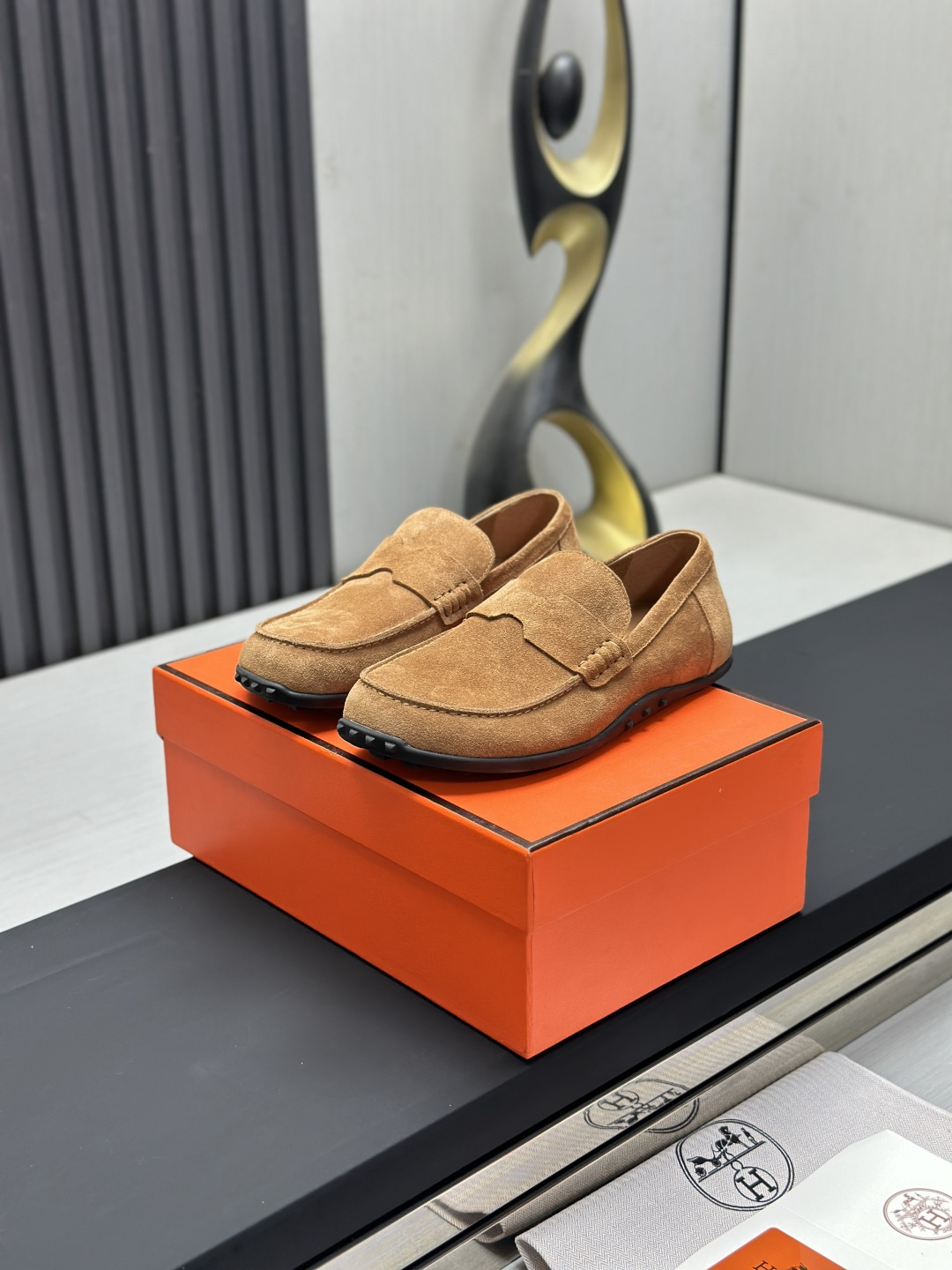 NO:785515,(Couple model) HERMES cute Mule half-flop Birkenstock shoes. Summer really needs versatile slippers. They look good no matter how you match them. They have a casual and high-end feel. The comfort is also great. They match with various colorful socks. They are very trendy. Imported cow suede fabric. Sheepskin lining. Tpu non-slip wear-resistant outsole. Size35-44, loafers half-flop, hermes, hermes, loafers, slippers, sheepskin, socks.19860909（情侣款）HERMES 爱马仕呆萌穆勒半拖勃肯鞋 夏天真的太需要百搭拖鞋了,怎么搭配都好看,随意且高级的感觉 舒 适度也很棒,搭配各种彩色袜子,潮爆了 进口牛反绒面料 羊皮内里 Tpu防滑耐磨大底 Size35-44,乐福鞋半拖,hermes,hermes,loafers,slippers,sheepskin,socks,Women's Shoes