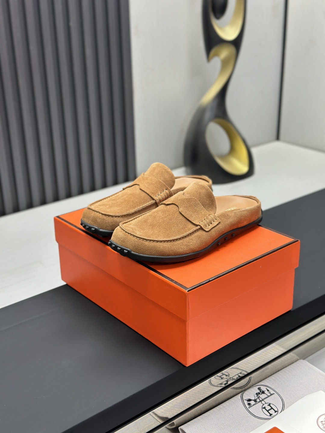 NO:785511,(Couple model) HERMES Hermès cute Mule half-slip Birkenstock shoes. Summer really needs versatile slippers. They look good no matter how you match them. They have a casual and high-end feel. The comfort is also great. They match with a variety of colorful socks. They are very trendy. Imported cow suede fabric, sheepskin lining, Tpu non-slip and wear-resistant outsole  Size35-45 (35/45 customized, loafers and half slippers, hermes, hermes, loafers, slippers, sheepskin, socks19860909（情侣款）HERMES 爱马仕呆萌穆勒半拖勃肯鞋 夏天真的太需要百搭拖鞋了,怎么搭配都好看,随意且高级的感觉 舒 适度也很棒,搭配各种彩色袜子,潮爆了 进口牛反绒面料 羊皮内里 Tpu防滑耐磨大底 Size35-45（35/45定制,乐福鞋半拖,hermes,hermes,loafers,slippers,sheepskin,socks,Women's Shoes