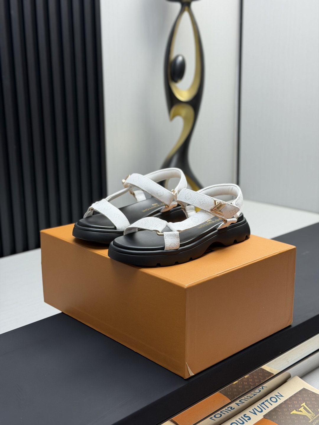 NO:905020,The new LV sandals are made of top quality straight hair and feel like you are stepping on clouds when worn. LV classic presbyopia decoration, exquisite and high-end! The luxurious and high-end hand-stitched diamonds make this pair of fur flip flops so valuable! The sole is an original molded EVA foam anti-slip outsole, which is very easy to wear and does not slip. The sole has a certain thickness and is extremely comfortable! Upper: cowhide, lining: cowhide, feet: cowhide, outsole: original foam sole, sole height: 3.5cm, packaging: original drawer box, code number: 35-42, sandals, louis vuitton, sandals, cowhide19860909新款LV凉鞋 頂级品质一体直毛打造穿上仿佛踩在云朵上LV经典老花装饰,精致高级！手工缝钻奢华高端让这双毛拖身价陡增！鞋底是原版开模的EVA发泡防滑大底,非常好穿不打滑,而且鞋底有一定厚度,舒适度极佳！ 鞋面:牛皮 内里:牛皮 垫脚:牛皮 大底:原版发泡底 底高:3.5cm 包装:原版抽屉盒 码数:35-42,凉鞋,louis vuitton,sandals,cowhide,Women's Shoes
