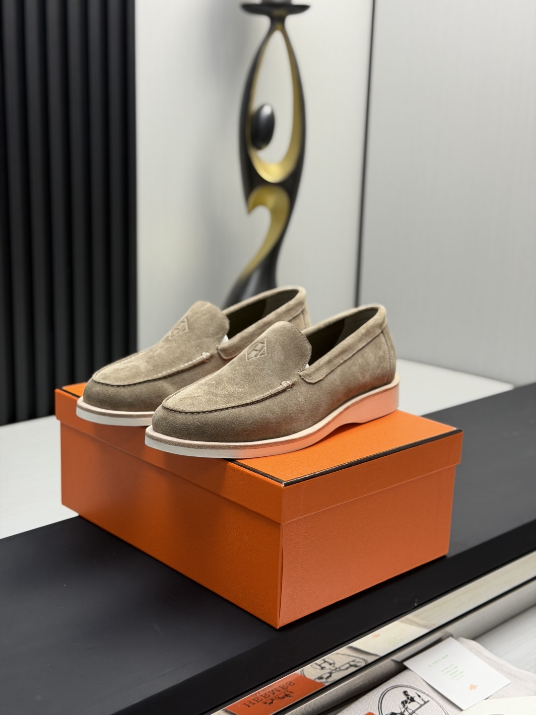 NO:958077,Factory direct sales Hermes men's shoes fe new arrival~ Autumn and winter new style Bouncing men's sports casual shoes, one of the most comfortable shoes from Hermès, very light on the foot and very good-looking, you will not be tired even when shopping and running around. Cowhide stitching feels good, very beautiful and versatile, very light and comfortable. Hermès GD9321 is suitable for both sports and leisure. The stepping feeling is great!  Fabric: Imported cowhide + original mesh Lining: Imported lining insole special silk sheepskin Outsole: Seamless combination of IP+TPU (multi-color letters) German technology irradiation machine Size: #38-45 Top quality simultaneous full set of packaging, loafers, hermes, hermes, loafers, cowhide, sheepskin19860909工厂直销Hermes 爱马仕 男鞋fe new arrival~ 秋冬新款 Bouncing 男士运动 休闲鞋 爱马仕最舒服的鞋,没有之1,上脚特轻又巨好看,逛街暴走都不会累 牛皮拼接 手感很好,很漂亮了也很百搭衣服,很轻便舒适 爱马仕GD9321 运动休闲两不误 踩感超棒！ 面料:进口牛皮+原版网布 内里:进口内里鞋垫专用丝绸羊皮 大底:采用IP+TPU(多色字母)德国技术照射机无缝组合 Size:#38-45 顶级精品 同步全套包装,乐福鞋,hermes,hermes,loafers,cowhide,sheepskin,Women's Shoes