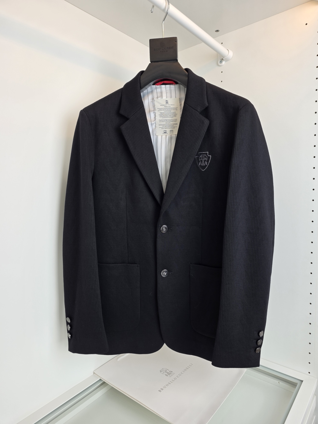 Bc *高级定制 2025早秋新品条绒西服，更是衣橱里必不可少的单品，它不仅仅代表着你精致的生活态度，也