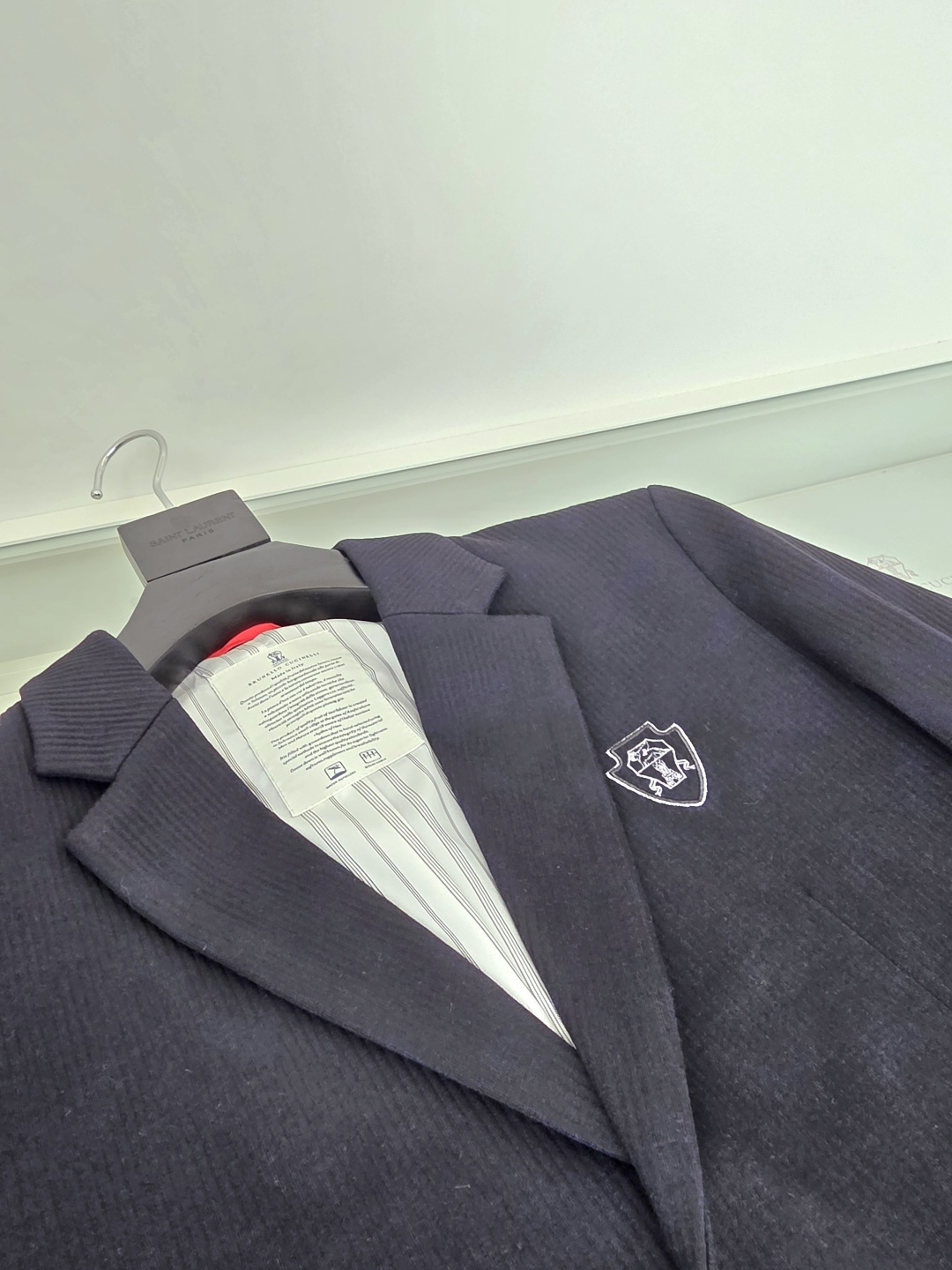 Bc *高级定制 2025早秋新品条绒西服，更是衣橱里必不可少的单品，它不仅仅代表着你精致的生活态度，也