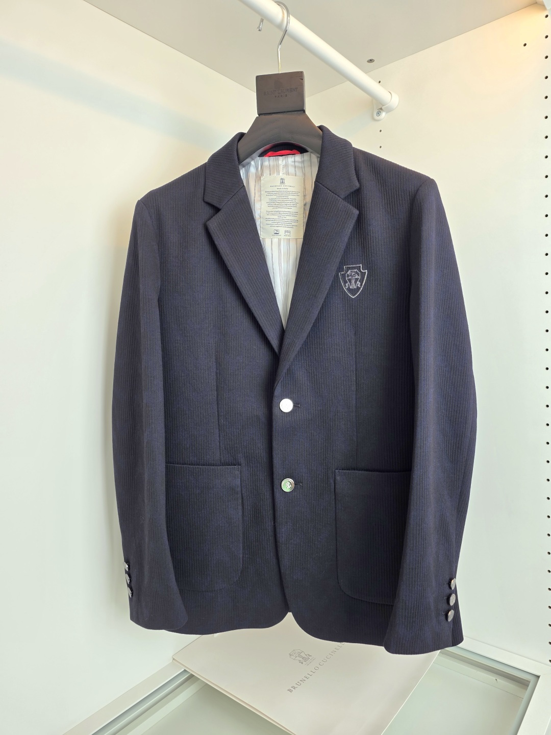 Bc *高级定制 2025早秋新品条绒西服，更是衣橱里必不可少的单品，它不仅仅代表着你精致的生活态度，也